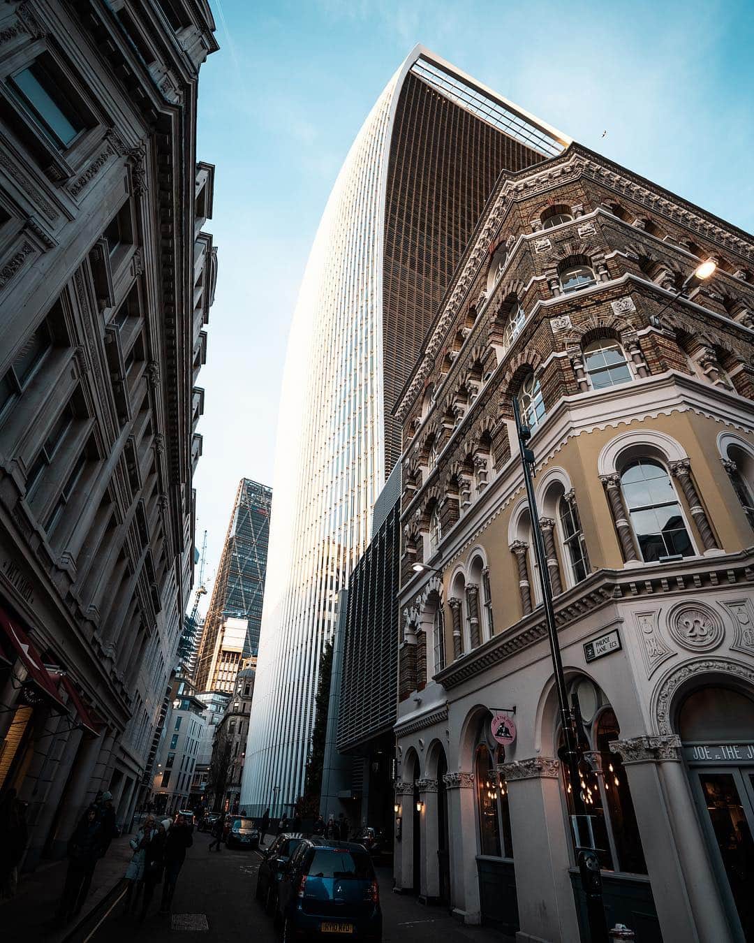 @LONDON | TAG #THISISLONDONさんのインスタグラム写真 - (@LONDON | TAG #THISISLONDONInstagram)「@MrLondon at 23 #Eastcheap - built in 1861 and now cowering under the #WalkieTalkie. Once home to Messrs.’ Hunt & Crombie. Now... Joe & The Juice 😊 Look up into the eaves and you’ll spot dogs 🐶 and pigs 🐷 heads. And on the Philpot Lane side you’ll find two little mice 🐭 fighting over a piece of cheese! 🧀 Allegedly mice were stealing the builders lunches back in the day. OR another tale goes that two builders accused each other of stealing the others lunch, when it was the mice all along, and a fight resulted in them plunging to their deaths below. 🤷🏻‍♂️ We may never know the real reason for the little mice being honoured on the side of building. But it’s something to look out for next time you pass. And all we know is... #ThisIsLondon ☺️❤️🙏🏼」6月19日 18時44分 - london