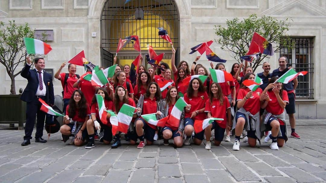 ジェノアCFCさんのインスタグラム写真 - (ジェノアCFCInstagram)「🇮🇹👏 Congratulazioni @azzurrefigc per il primo posto nel girone di #WWC! 🙌 Il Genoa continua a fare il tifo per voi: in bocca al lupo #RagazzeMondiali!」6月19日 18時45分 - genoacfc