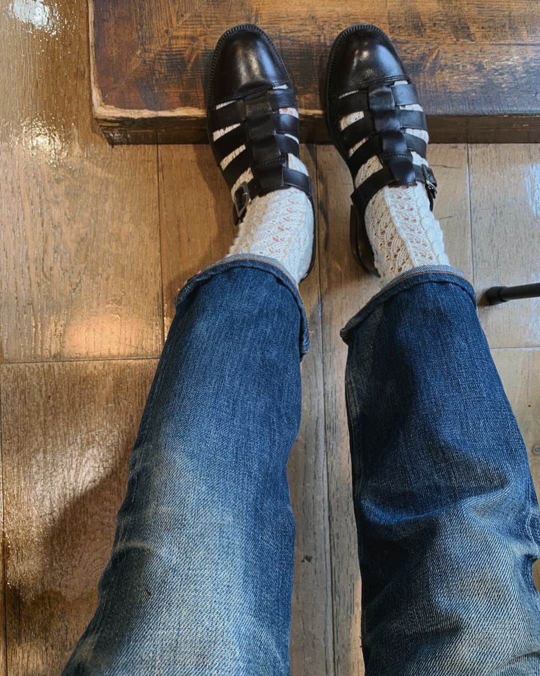 齋藤愛さんのインスタグラム写真 - (齋藤愛Instagram)「友人が編んでくれた靴下(niwa というブランドでオーガニックコットンで丁寧に編まれた靴下です)が可愛いくって素足にサンダルの季節になってしまいましたがまだ履きたい♩」6月19日 18時46分 - ai___saitoo