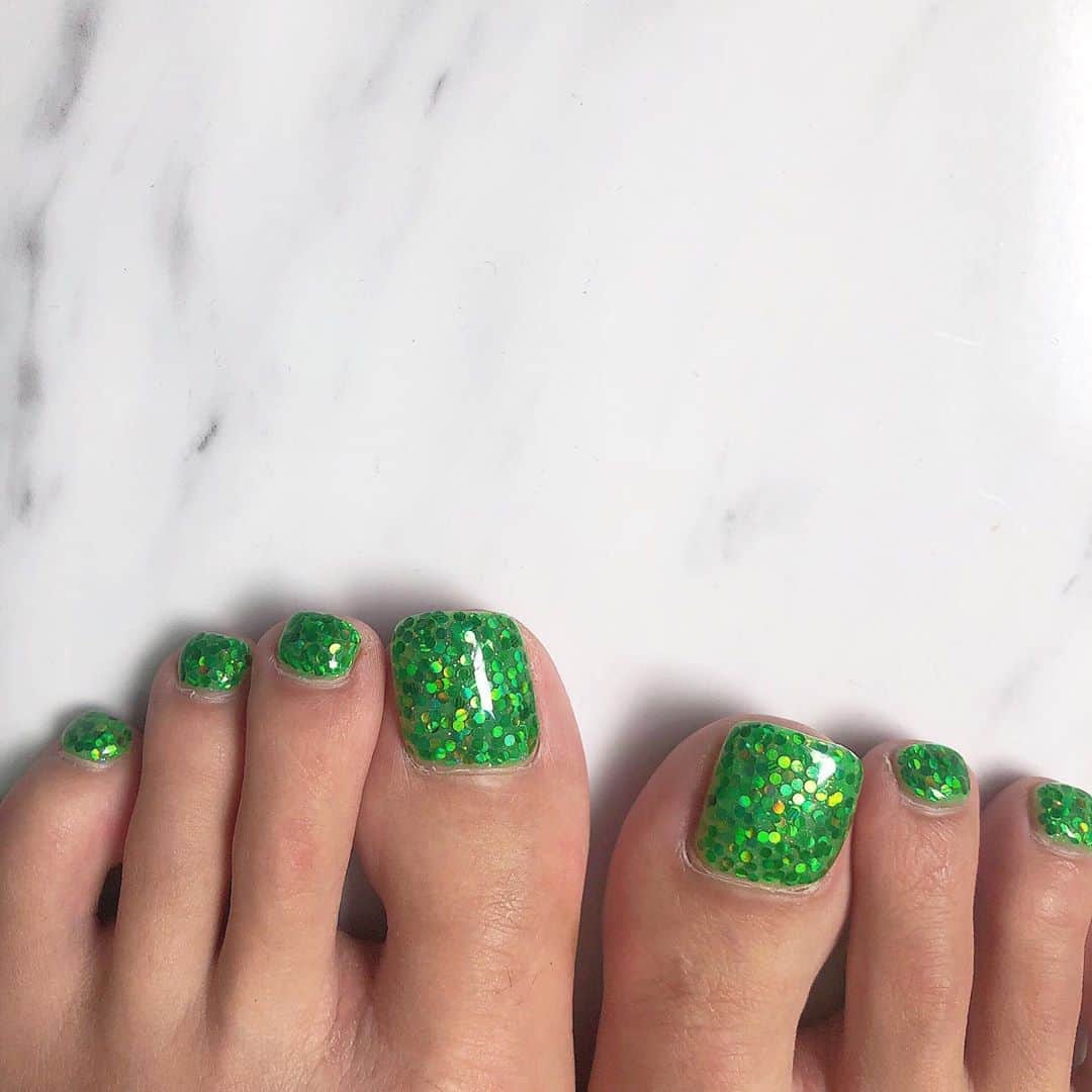 橋本江莉果さんのインスタグラム写真 - (橋本江莉果Instagram)「今回も #キラキラ#ギラギラ 🦜✨🌴🌟💚💫🎄⭐️ ラメ欲は永遠〜🤤💎 #footnails #footnail #nails #nail #フットネイル #kirakira #glitter #glitternails #green」6月19日 18時47分 - erica_hashimoto