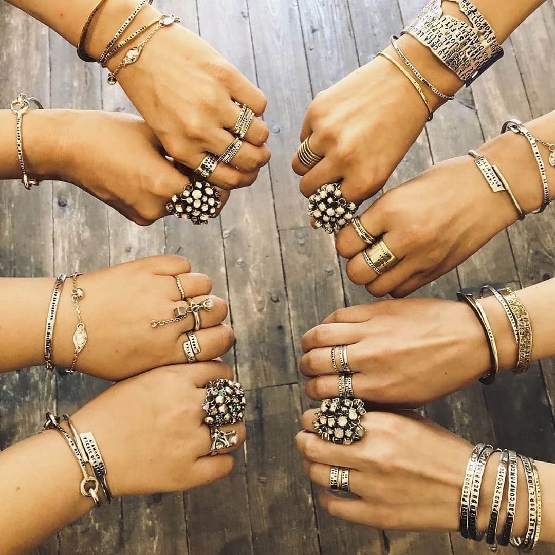 のインスタグラム：「【SERGE THORAVAL】 BANGLE FOR SUMMER  時に繊細に、時に力強く。組み合わせ次第でさまざまな表情を魅せ、手元を飾るセルジュ・トラヴァルのバングル。来たるサマーシーズンを、自分だけのスタイルで。 ． ※6月8日(土)～6月30日(土)、 #BANGLEFORSUMMER﻿ インスタグラムキャンペーンを開催中！ 詳細は @serge_thoraval_tokyo をご覧ください。  #BANGLEFORSUMMER #sergethoraval #madeinparis #セルジュトラヴァル #jewelry #rings #bangles #summer #craftsman #silver #hpfrance #アッシュペーフランス #howpeoplelive」
