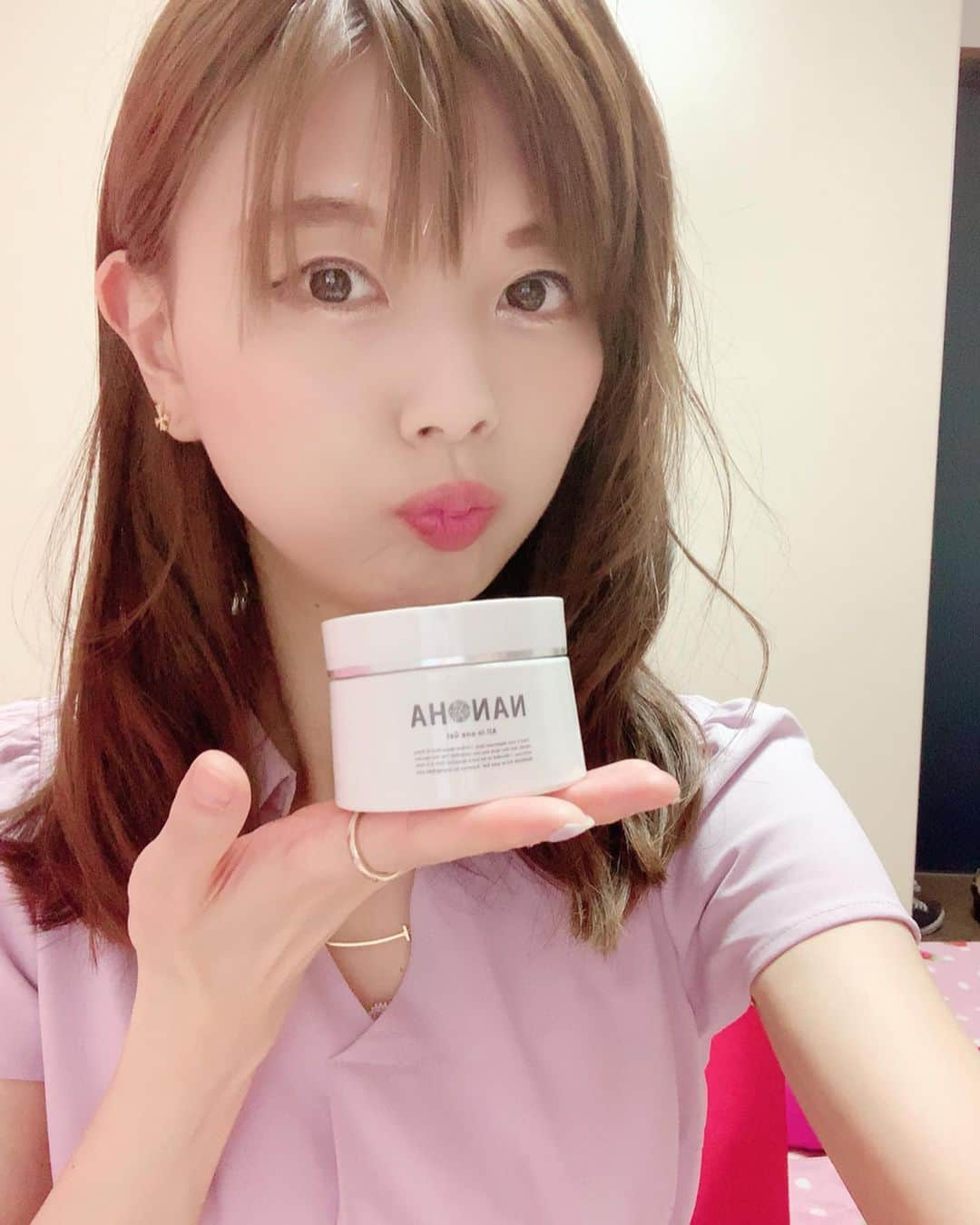 satomiさんのインスタグラム写真 - (satomiInstagram)「最近このジェルのおかげで朝のヘアメ時間15分！ 朝ゆっくりできると気持ちにゆとりができます😌 * * 日差しが強くなってきたこの時期でも、 このオールインワンジェルを使い始めてから 顔は日焼けもしてないよ( ˶ˆ꒳ˆ˵ )❤︎ * * シワ、シミにも効果あるし何よりオールインワンなのに機能性抜群💓✨いろんなアイテム買わなくて済むからお財布にも優しいよ！ * *  #NANOHAオールインワンジェル #NANOHA #オールインワンジェル  #美容液  #ヒト幹細胞 #ヒト幹細胞培養液 #ヒト幹細胞エキス #ヒト幹細胞化粧品 #PR」6月19日 18時51分 - saatoomii47