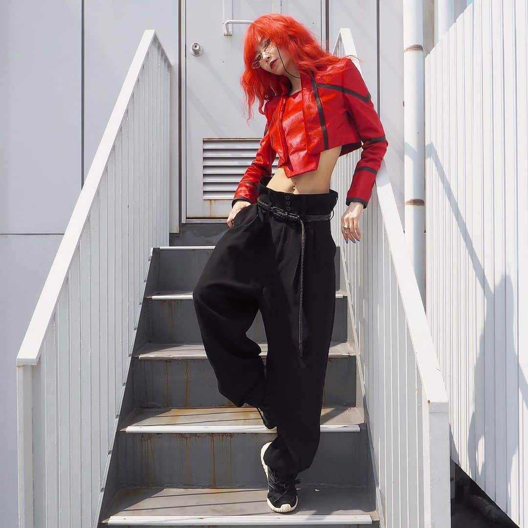 si ouxさんのインスタグラム写真 - (si ouxInstagram)「まぶしすぎる赤JKT！﻿ Leonard Wong @leonardwong_official の。つやつやのハラコ素材👹﻿ レオナード・ウォン タイアップ月間スタートです😉ほかにも色々これから着てゆきます・・・！﻿ ﻿ ﻿#きょうの太陽浴 ﻿ ﻿ jacket #leonardwong ﻿ pants #muze_tokyo﻿ shoes #adidas ﻿ belt #muze_tokyo x #jieda﻿ ﻿ ﻿ ﻿ ﻿ #ootd #selfportrait #bravogreatphoto #girlscreating #creative_ace #creatrmood #enter_imagination #creative_globe#artofvisuals #ps_wonderland#photomanipulation #igcreative_editz #ourmoodydays #olympus #epl7 #olympuspen #olympusepl7 #mzuiko918mm」6月19日 18時52分 - si_oux