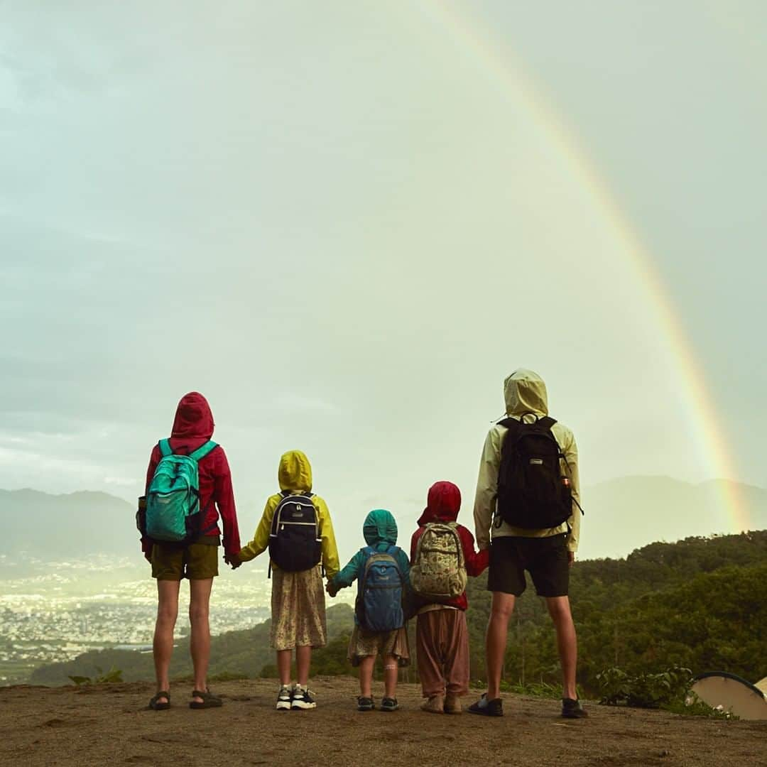 Coleman Japanさんのインスタグラム写真 - (Coleman JapanInstagram)「こんな景色を見られたら、雨も悪くない🌈  色とりどりのコールマンのバックパック「ウォーカー」で出かけよう！ ・ ・ ・ #WALKERシリーズ #walker25  #walker33 #ウォーカー #ウォーカー25 #ウォーカー33 #黒リュック #コールマンリュック」6月19日 19時00分 - coleman_japan