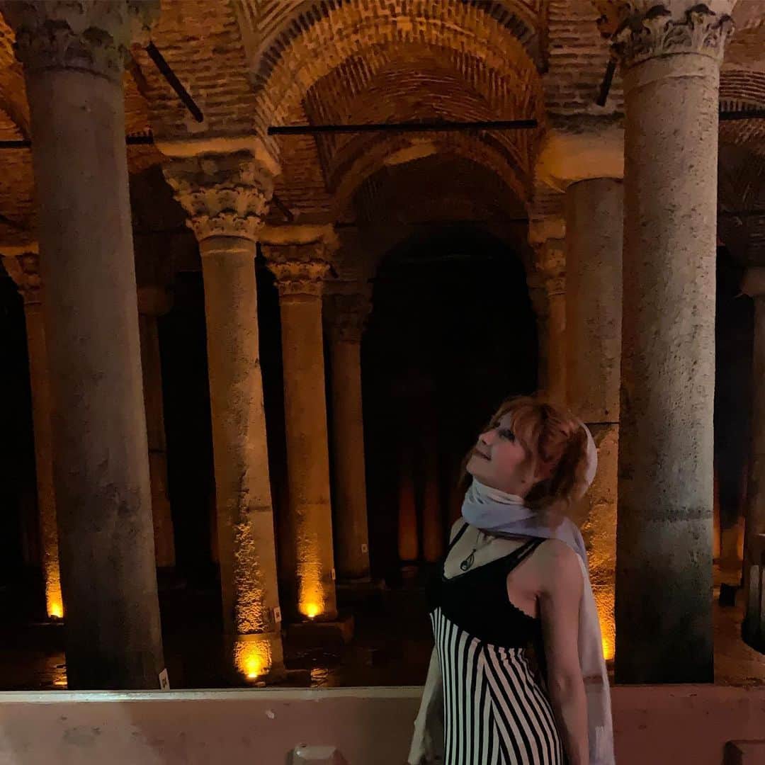 ボニー・モーガンのインスタグラム：「Istanbul’s Basilica Cistern (6th century) and Medusa Head Column #istanbul #notconstantinople #adventuresofbendybonnie #shenanigans #basilicacistern #medusa #headtohead #twoheadsarebetterthanone #thatsalotofbricks #tripofalifetime #bendybonnie」