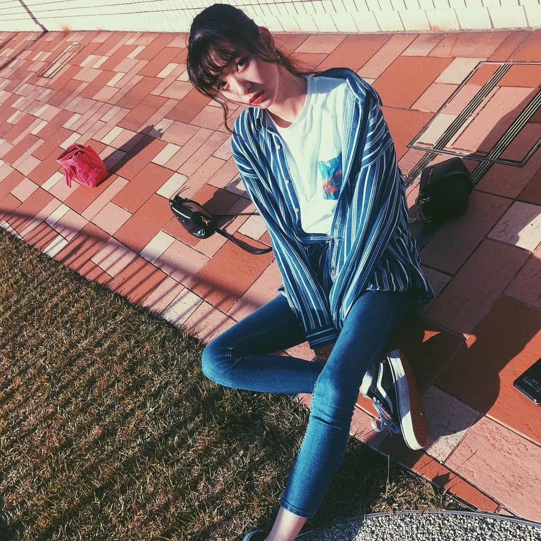 夏目璃乃さんのインスタグラム写真 - (夏目璃乃Instagram)「・ ・ あお💙🐬🐳🌍🚙💎 ・ バッグが散乱しておる。笑笑 ・ #夏目璃乃 #私服 #青  #photo #by #友達」6月19日 19時16分 - natsume_rino