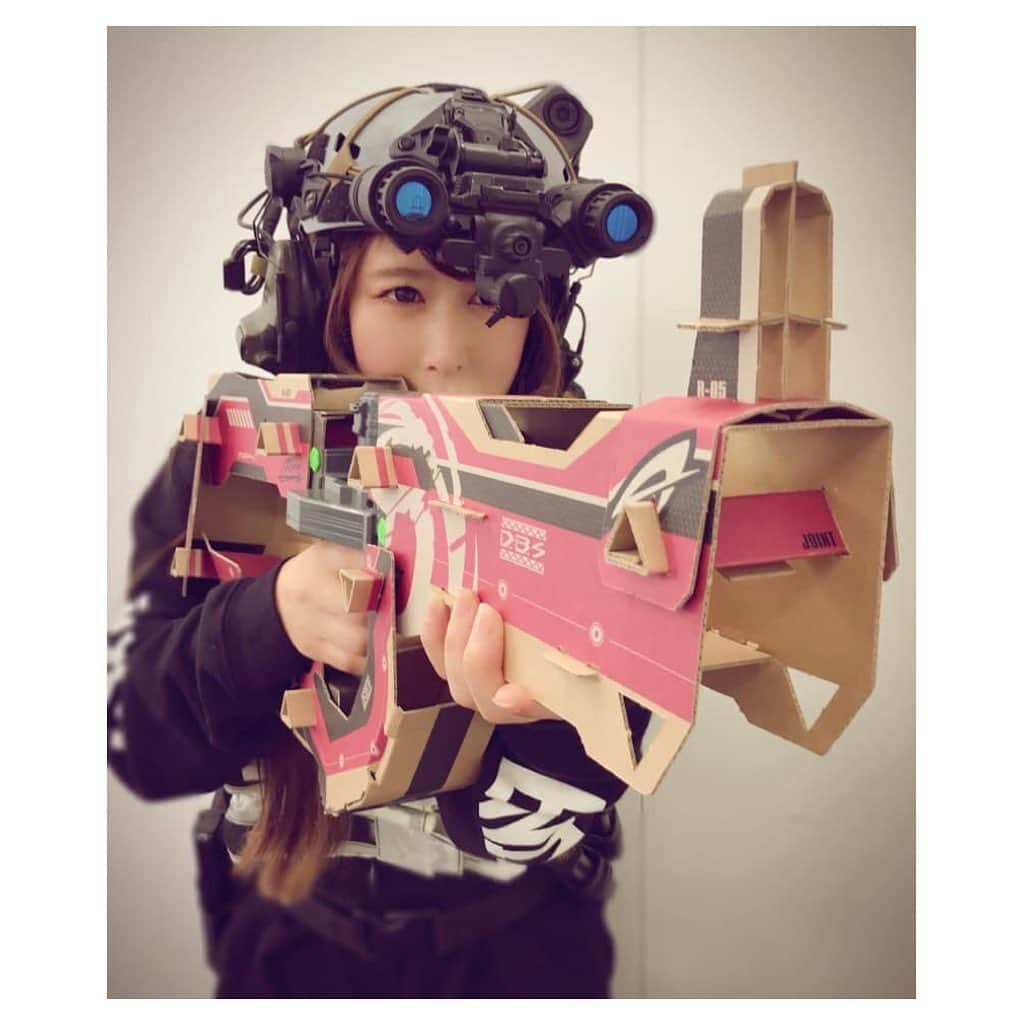 戦え‼︎ぴっちょりーなさんのインスタグラム写真 - (戦え‼︎ぴっちょりーなInstagram)「. . . 先日💕🤖BANDAI🧸さんの新商品💜 . 🔫ダンボールコマンダー🔫の撮影に サバゲー女子として呼んで頂きましたああああ💜 . . . 自宅で余っているダンボールで弾を手作りできる 画期的なてっぽうの形をしたオモチャ💜 . . 遊んでみたけど皆んなで対決したりして かなり面白かったよ💕💜🌈 . . 詳しくはバンダイさんのホームページから探してみて〜 . . . Plate Carrier  @x115xtaylor 🇯🇵 hoodie  PICCIOLINA オリジナルhoodie . . . 🖤🖤🖤🖤PICCIOLINA☆SCHEDULE🖤🖤🖤🖤🖤 . . . . 🛵ゲスト出演🛵バイク イベント ★イベント★coming soon 7月27(土)28(日)@鈴鹿サーキット . . 🛵ゲスト出演🛵バイク イベント ★イベント★YMCF 主催 CUBサミット 9月15(日)10:00〜12:00 @摺上川ダム 梨平公園 . . . . 🖤🖤🖤🖤🖤🖤🖤🖤🖤🖤🖤🖤🖤🖤🖤🖤🖤 🖤 #airsofter#airsofters#airsoftgun#airsoftguns#ぴっちょりーな #piccholina #airguns#airgun#airsofterphoto#airsofting#airsoftwar#airsoftworld#airsoftjapan#airsoftgirl#girlswithguns#airsoft#サバゲー#サバゲー女子#military」6月19日 19時16分 - picciolina.airsoftgirl