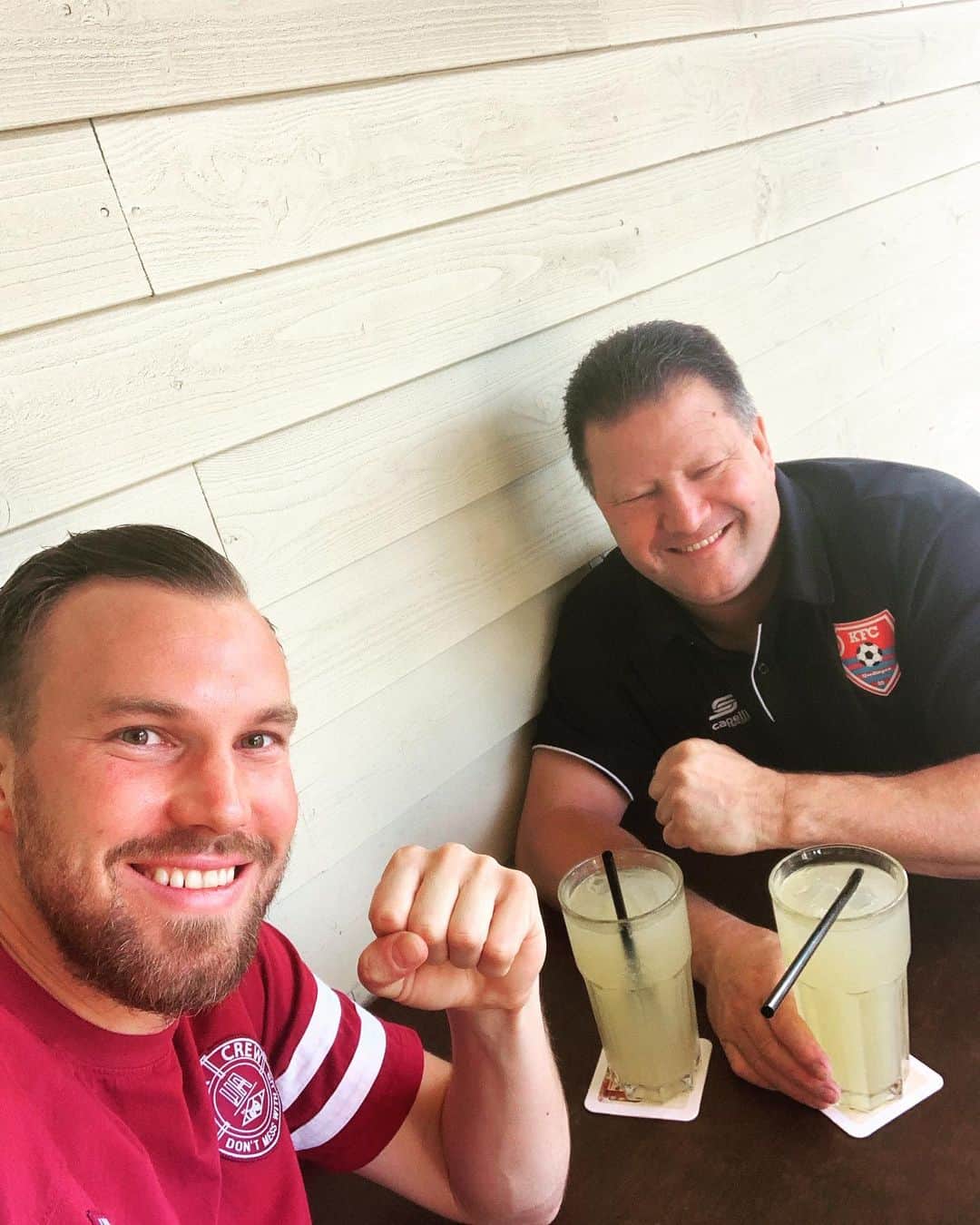 ケヴィン・グロスクロイツのインスタグラム：「Bester Mann @bossi1905 👊🏻💪🏻💯 #krummezehen #nichtnurheike #bestermann #fische #isso」