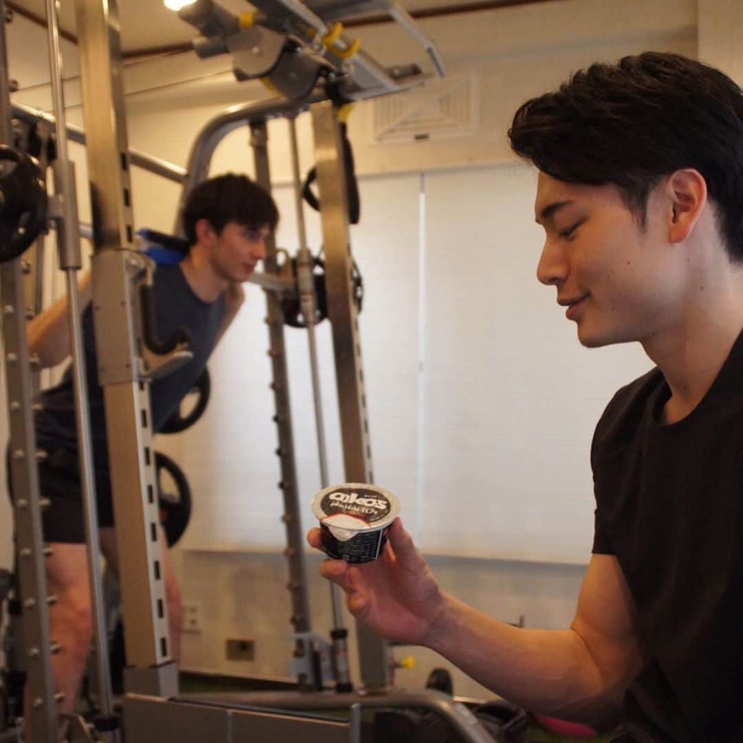 オイコスのインスタグラム：「プロスポーツトレーナーの山岸将也(@masaya__yamagishi)さんは、ジム終わりには必ずオイコス👍なぜなら高タンパクで、手軽に摂れるから😋 . 山岸将也さんのムービーも公開中❗このアカウントのプロ フィール欄からチェック👍 @oikosjapan . #オイコス #ジブン追い越す #oikos #ヨーグルト #ギリシャヨー グルト #protein #プロテイン #タンパク質 #高タンパク #sports #スポーツ #fitness #フィットネス #gym #ジム #exercise #エクササ イズ #山岸将也」