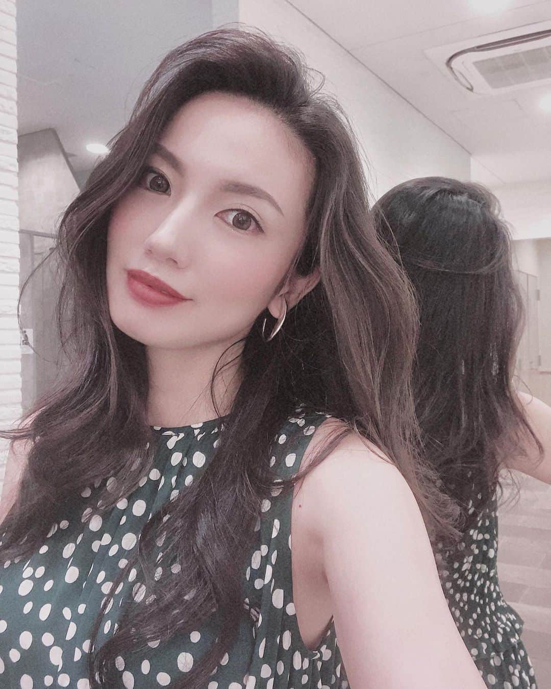 吉田愛璃のインスタグラム：「. . holiday‪︎‬‪︎☺︎ . . 今日はお義母さんの誕生日のお祝いにbirthday dinnerいってくるよ♩¨̮⑅*♡ . . #family #birthdaydinner  #お義母さん #dressup #ドット柄 #greendresses #makeup #お腹減った」