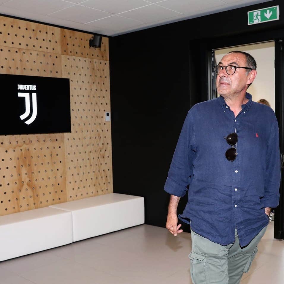ユヴェントスFCさんのインスタグラム写真 - (ユヴェントスFCInstagram)「The first steps as a Juventus manager for Maurizio Sarri ⚪⚫ #WelcomeSarri」6月20日 4時41分 - juventus