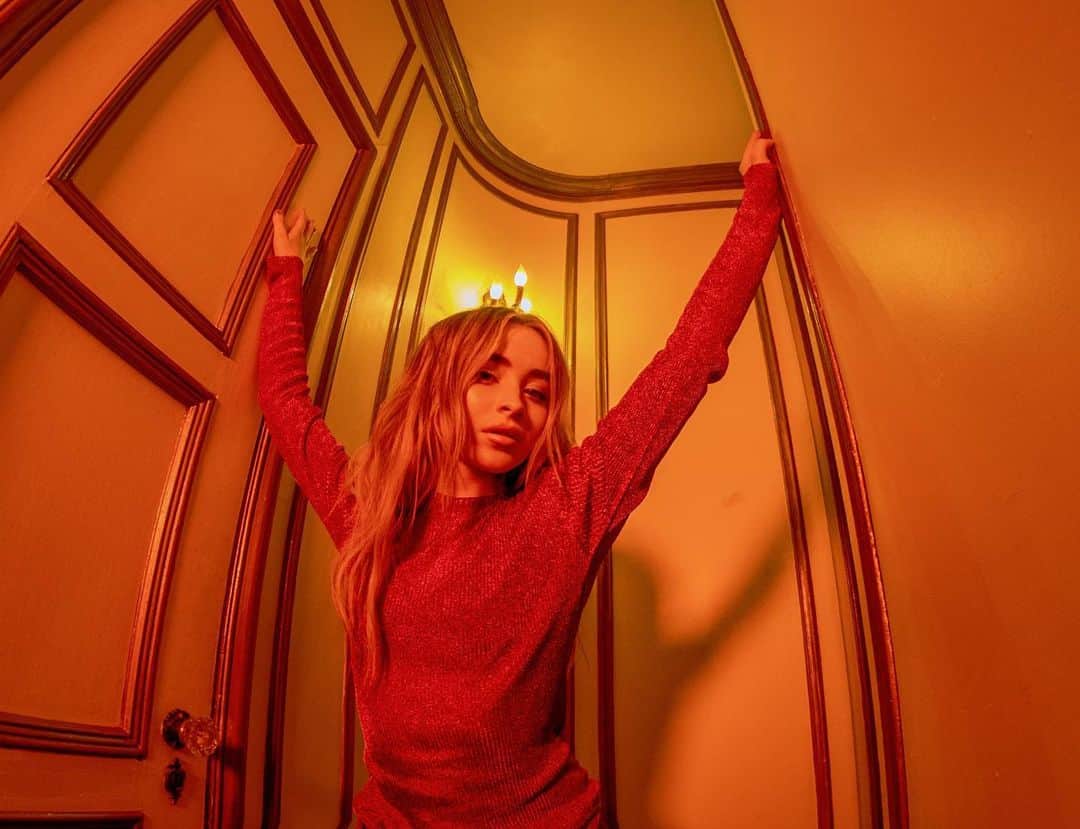 サブリナ・カーペンターのインスタグラム：「1 month until @singularact2」