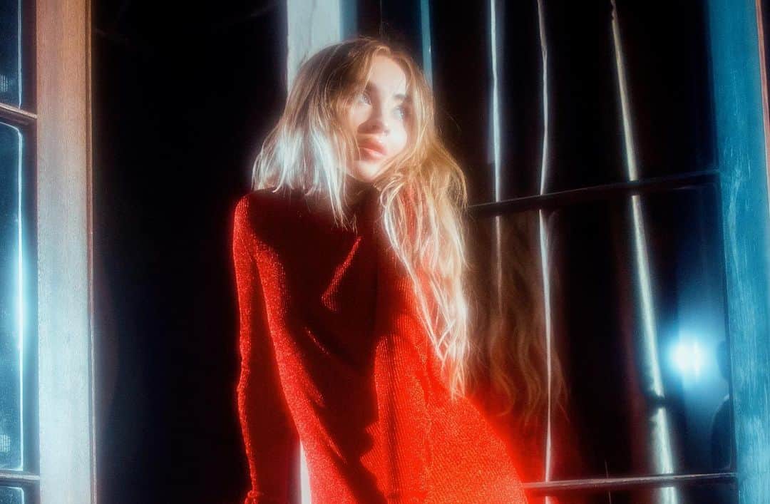 サブリナ・カーペンターのインスタグラム：「1 month until @singularact2」