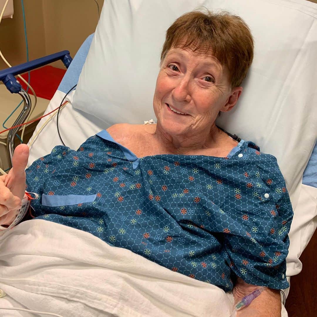 ケヴィン・スミスのインスタグラム：「My 73 year old Mom is going in for heart surgery today. She’s having a device permanently implanted called the Watchman, designed to close the left atrial appendage in the heart in an effort to reduce the risk of stroke (because of her tendency to afib, which leads to clots). If you can spare any positive vibes, feel free to send them her way. Because if you remotely enjoy or have tolerated my yammering in the past, it’s because of this lady. My talky Mom’s Gift of Gab is so strong, she didn’t just kiss the Blarney Stone - she must’ve deep-throated it! Then she passed it on to her youngest kid. I Love You, Mom! If I can get through my heart shit, you gotta get through yours - that was the deal! #KevinSmith #gracevsmith #mom」
