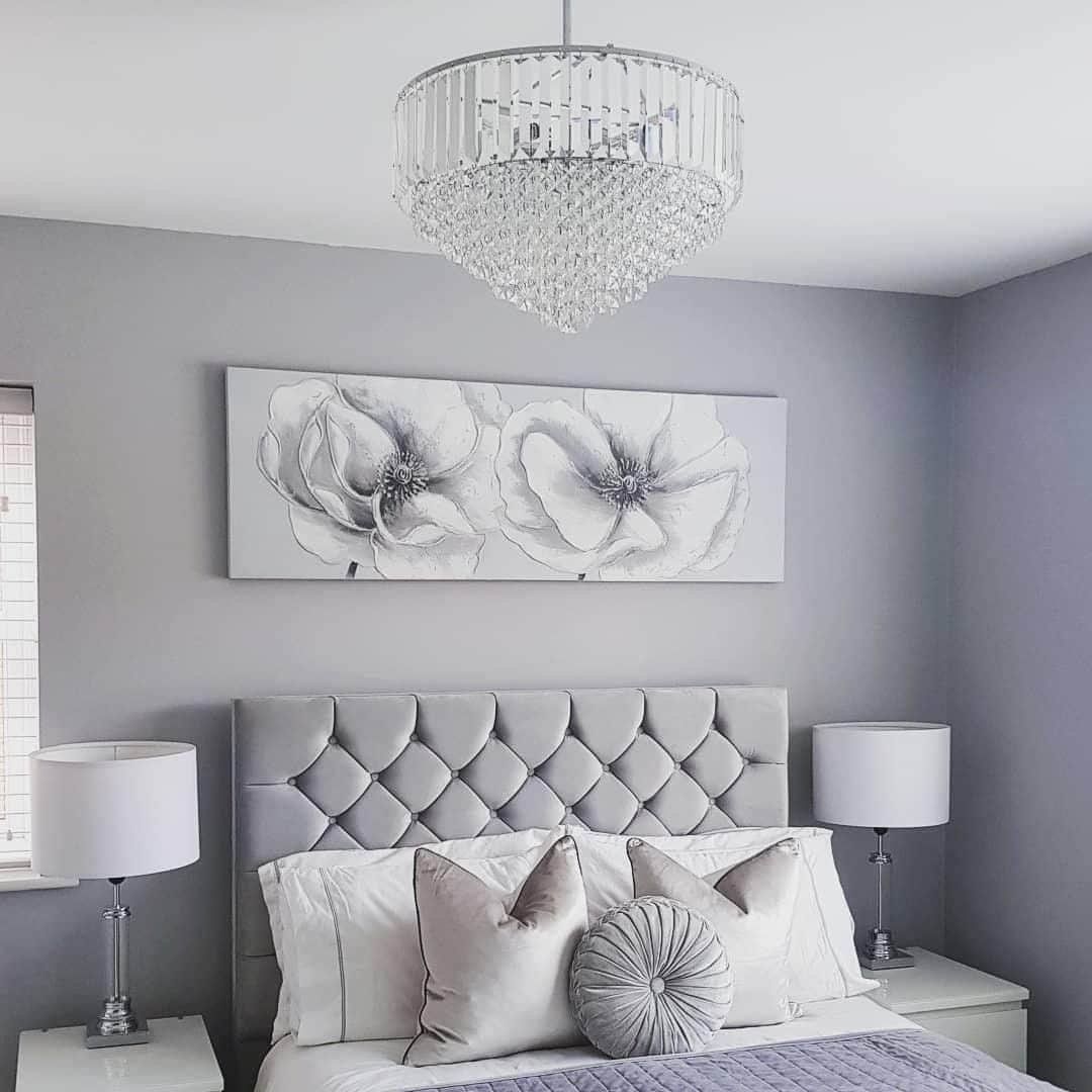 ローラアシュレイのインスタグラム：「Make a statement 💡 just like @our_highbury_home #BedroomGoals」