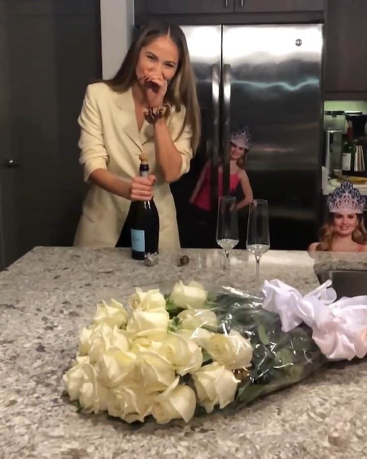 デビー・ライアンのインスタグラム：「That’s a wrap on @insatiable Szn 2 – serving you Inability To Pop Bottles, serving you Lightsaber Sounds, serving you a SloMo Victory  Congrats and thank you to everyone who worked so hard on this one. If you watched through the first season, you know how good and special this show is. Season two doubles down. 👄🥂」