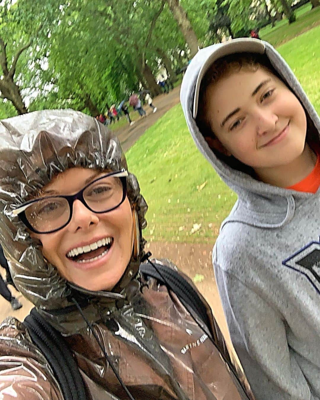 デブラ・メッシングさんのインスタグラム写真 - (デブラ・メッシングInstagram)「Rainy days in London never get me down. #embarrassingmom #London #GreenPark」6月20日 5時20分 - therealdebramessing