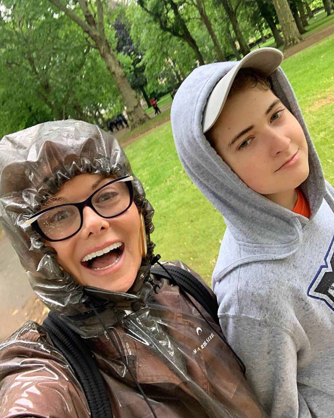 デブラ・メッシングのインスタグラム(therealdebramessing) - 6月20日 05時20分Rainy days in London never get me down. #embarrassingmom #London #GreenPark[BIHAKUEN]UVシールド(UVShield)>> 飲む日焼け止め！「UVシールド」を購入する