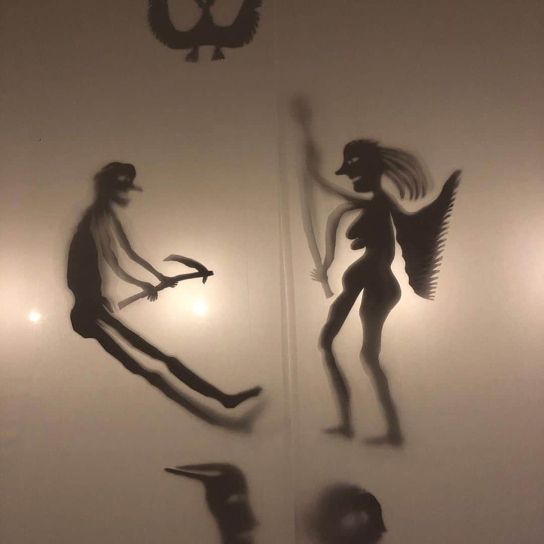エリイ のインスタグラム：「ボルタンスキー Christian Boltanski 影絵は良かったね、造形出てて キャプション代わりの新聞の解説が見にくい 《Archives des Suisses morts (死んだスイス人の資料)》(1990) や《174 Dead Swiss （174人の死んだスイス人）》（1990） この作品は死ななければならない歴史的な理由を持たなかった国民が選ばれた。 生と死、神、犯罪、人生、をフラットにし可視化。」