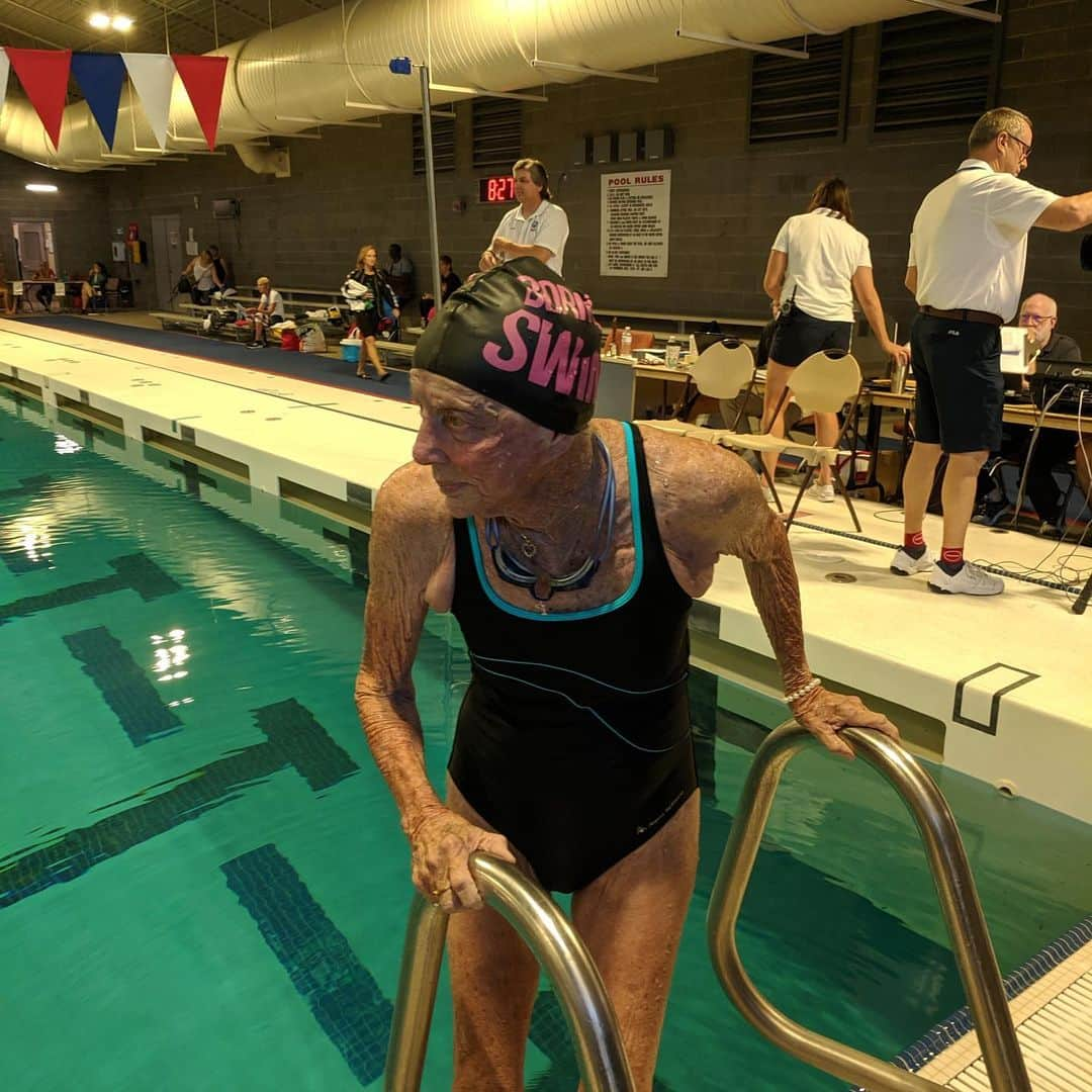 キャメロン・ラッセルさんのインスタグラム写真 - (キャメロン・ラッセルInstagram)「Mrs. Shirley Chase, my 94-year-old grandma, fulfilled a life long dream of taking home gold for the 500 freestyle today at the senior national games!」6月20日 5時23分 - cameronrussell