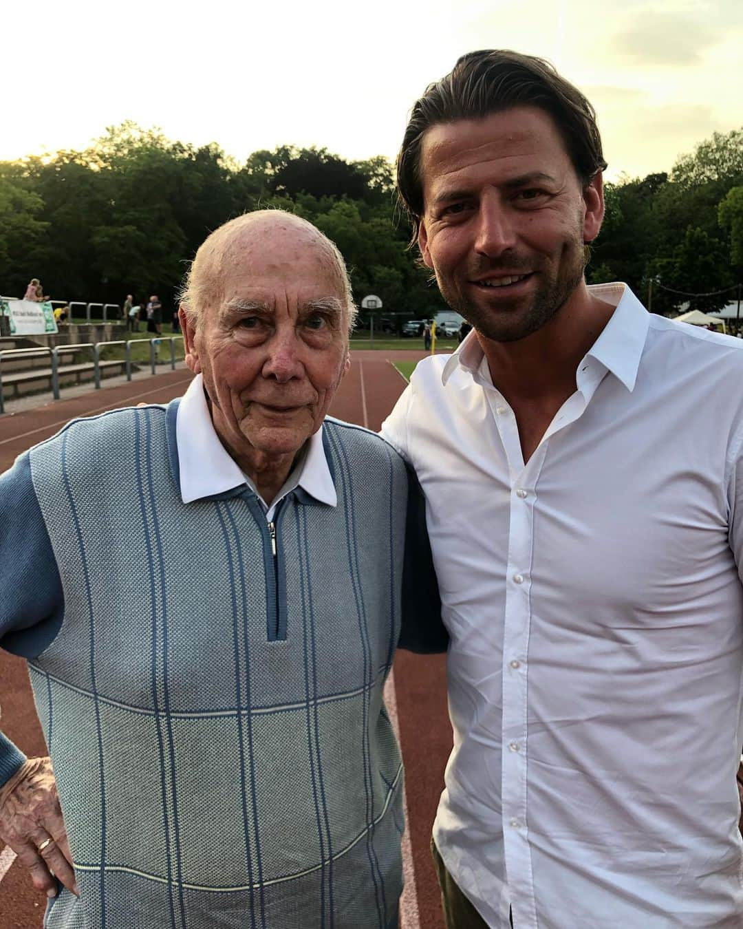 ローマン・ヴァイデンフェラーさんのインスタグラム写真 - (ローマン・ヴァイデンフェラーInstagram)「1954 das Wunder von Bern. 🥇Weltmeister Horst Eckel🏆  Lieber Horst, wenn ich mit 87 Jahren noch so fit bin, mache ich drei Kreuze!  #weltmeister #1954 #bern #meets #weltmeister #2014 #riodejaneiro #fck #kaiserslautern #betze #leidenschaft #dfb」6月20日 5時25分 - romanweidenfeller