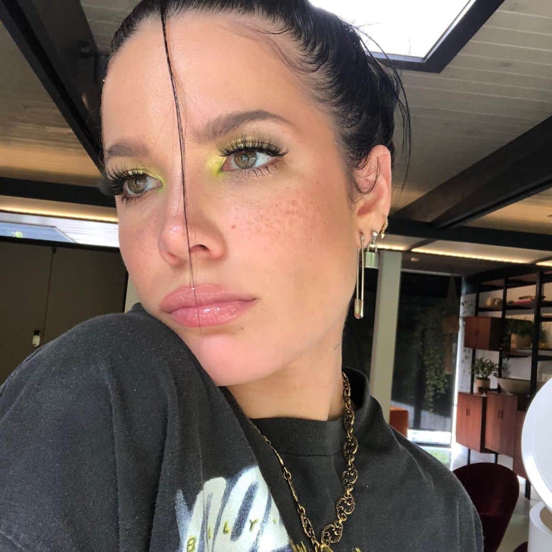 Halseyさんのインスタグラム写真 - (HalseyInstagram)「when u have one hair that won’t stop doing That Thing™️」6月20日 5時31分 - iamhalsey