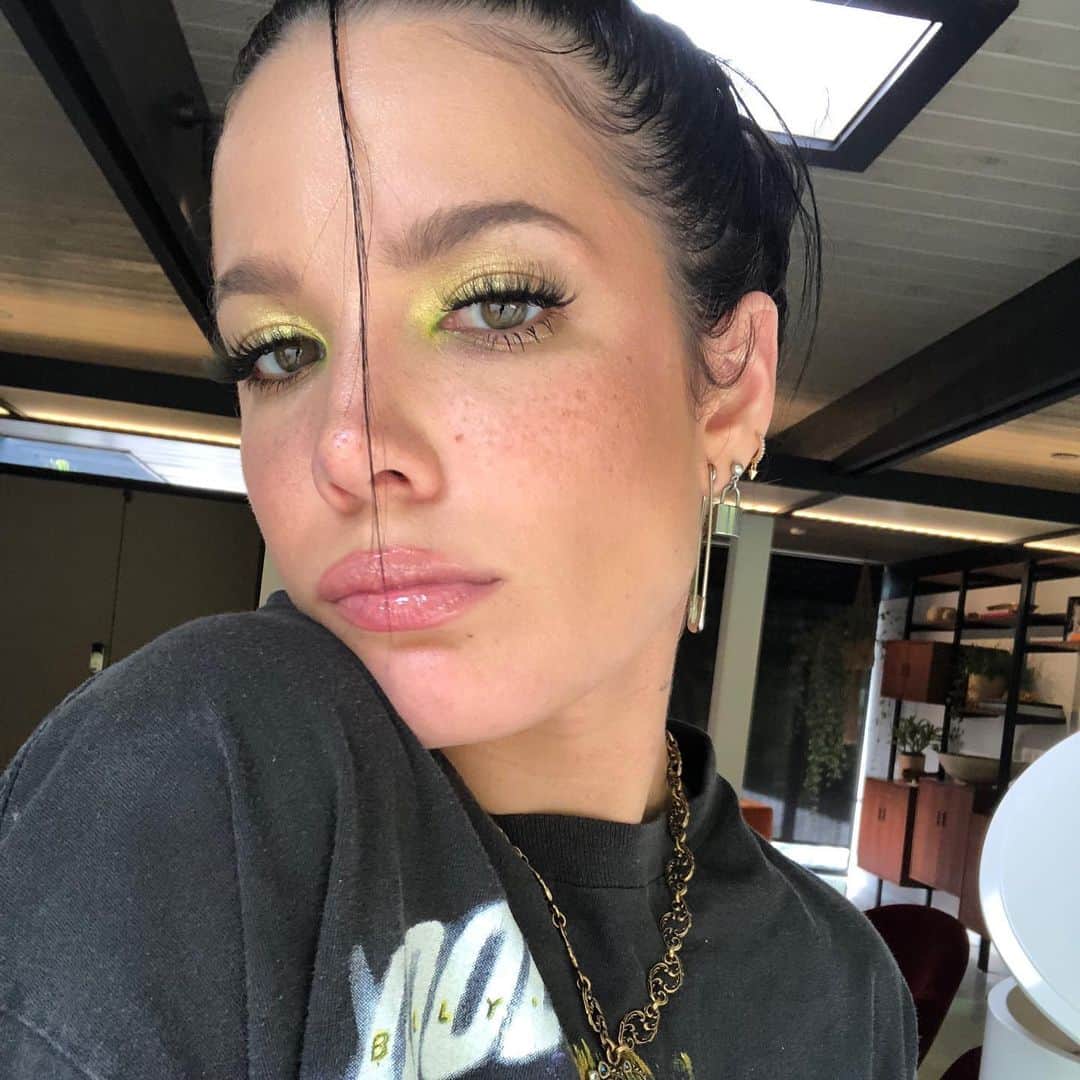 Halseyさんのインスタグラム写真 - (HalseyInstagram)「when u have one hair that won’t stop doing That Thing™️」6月20日 5時31分 - iamhalsey