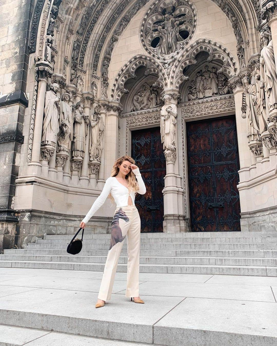 Kelsey Simoneさんのインスタグラム写真 - (Kelsey SimoneInstagram)「On set with @harpersbazaarus ✨ taking the horse pants out for a day in the city!  PC: @liz_besanson」6月20日 5時33分 - k.els.e.y