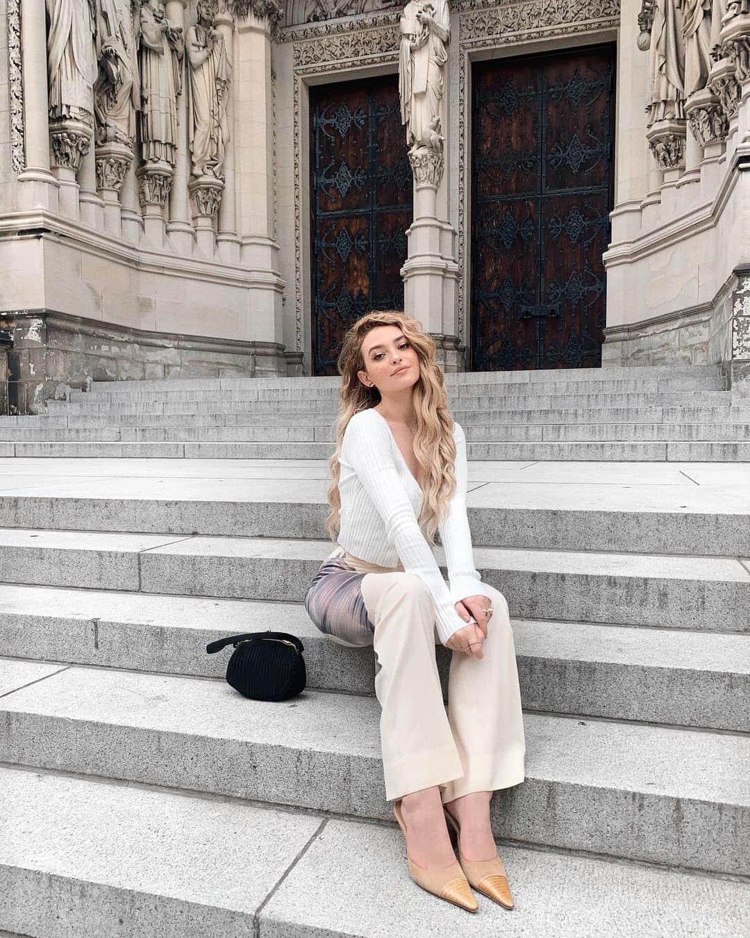 のインスタグラム：「On set with @harpersbazaarus ✨ taking the horse pants out for a day in the city!  PC: @liz_besanson」
