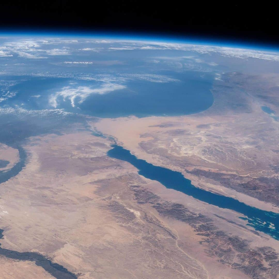 国際宇宙ステーションさんのインスタグラム写真 - (国際宇宙ステーションInstagram)「The Nile River, Red Sea and Mediterranean Sea are contrasted by the desert nations of Egypt, Saudi Arabia, Israel and Jordan as the International Space Station orbits 254 miles above Africa. #nasa #international #space #station #middleeast #nileriver #redsea #mediterranean #sea #egypt #saudiarabia #israel #jordan #desert」6月20日 5時36分 - iss