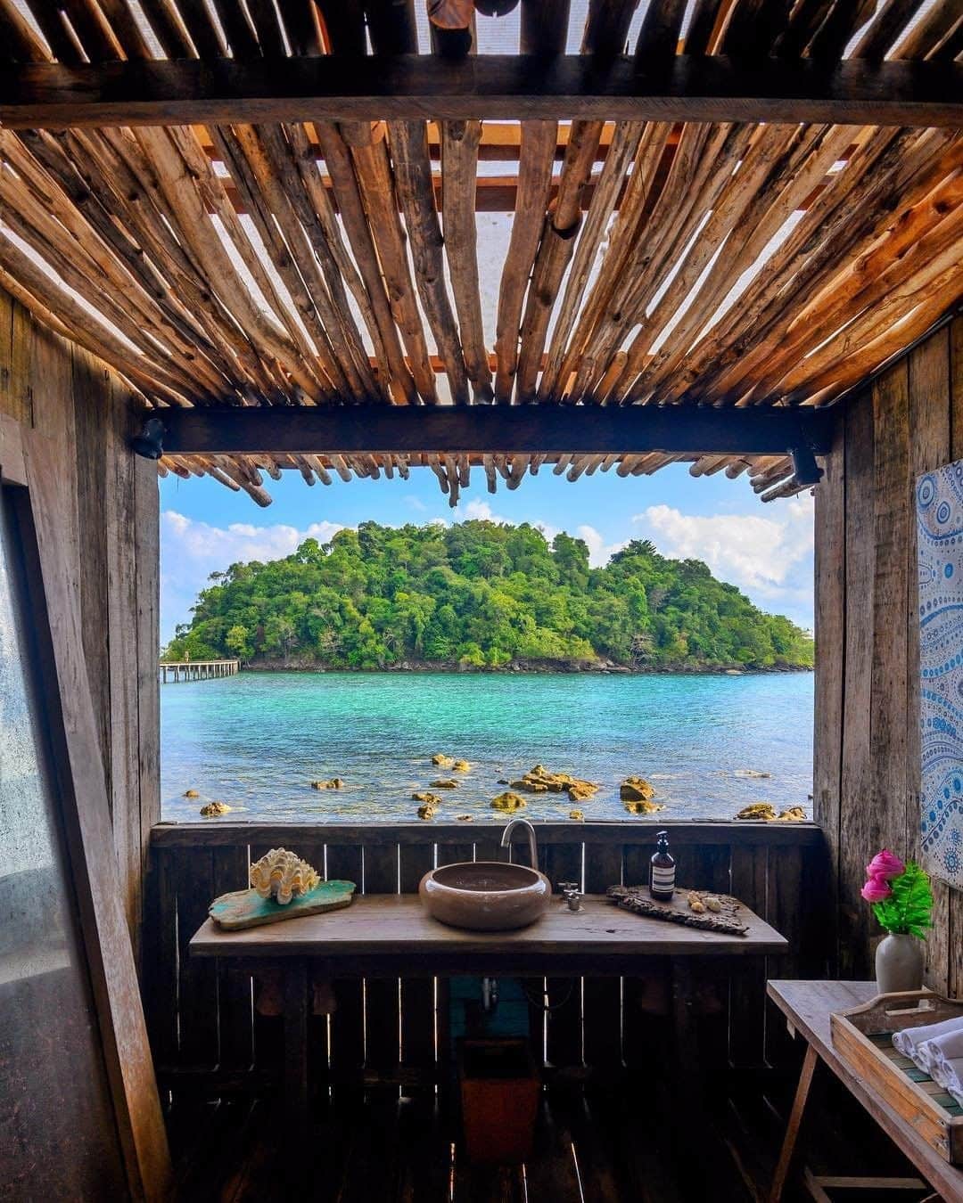 Travel + Leisureさんのインスタグラム写真 - (Travel + LeisureInstagram)「Cambodia’s first private island resort consists of two islands —Koh Ouen and Koh Bong— that are connected by a footbridge over a marine reserve. Read about Song Saa at our link in bio! #tlpicks courtesy of @sassychris1」6月20日 5時50分 - travelandleisure
