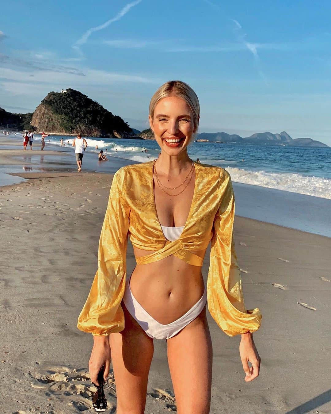 レオニー・ハンネさんのインスタグラム写真 - (レオニー・ハンネInstagram)「Mood for being in Rio for the first time to support my love @camilacoelho. 💛 Anzeige/Ad @camilacoelhocollection is launching today (!!!) on @revolve! Go check it out! ✨」6月20日 5時58分 - leoniehanne