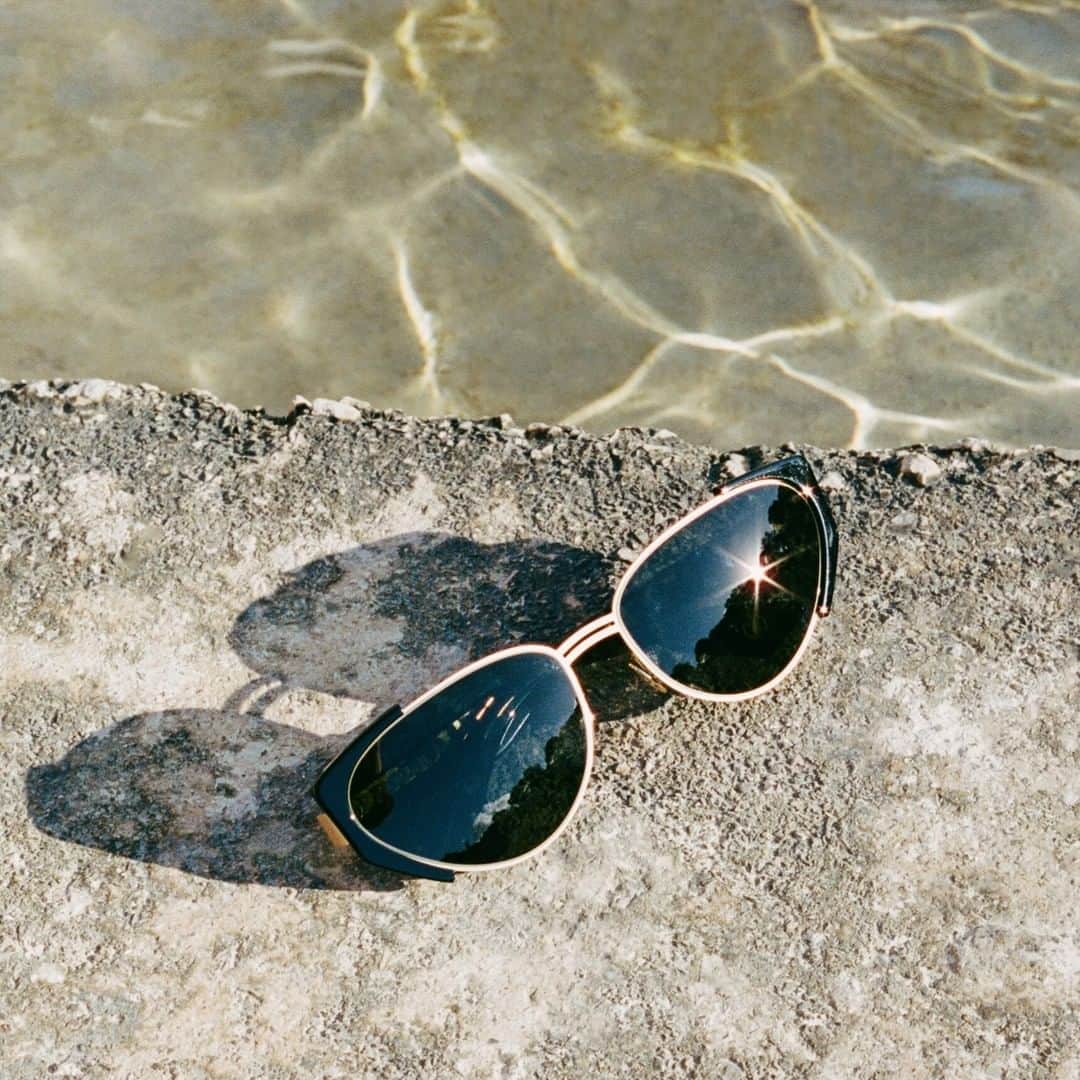 Meganさんのインスタグラム写真 - (MeganInstagram)「Zanzan GALA sunglasses in black acetate featuring our signature double brow. Handmade in Italy. 🕶 zanzan.co.uk ⠀ ⠀ #サングラス #선글라스 #lunettes #occhiali #sunglasses #eyewear #handmadeinitaly #slowfashion #buybetterbuyless #zanzaneyewear⠀」6月20日 6時00分 - zanzan_domus