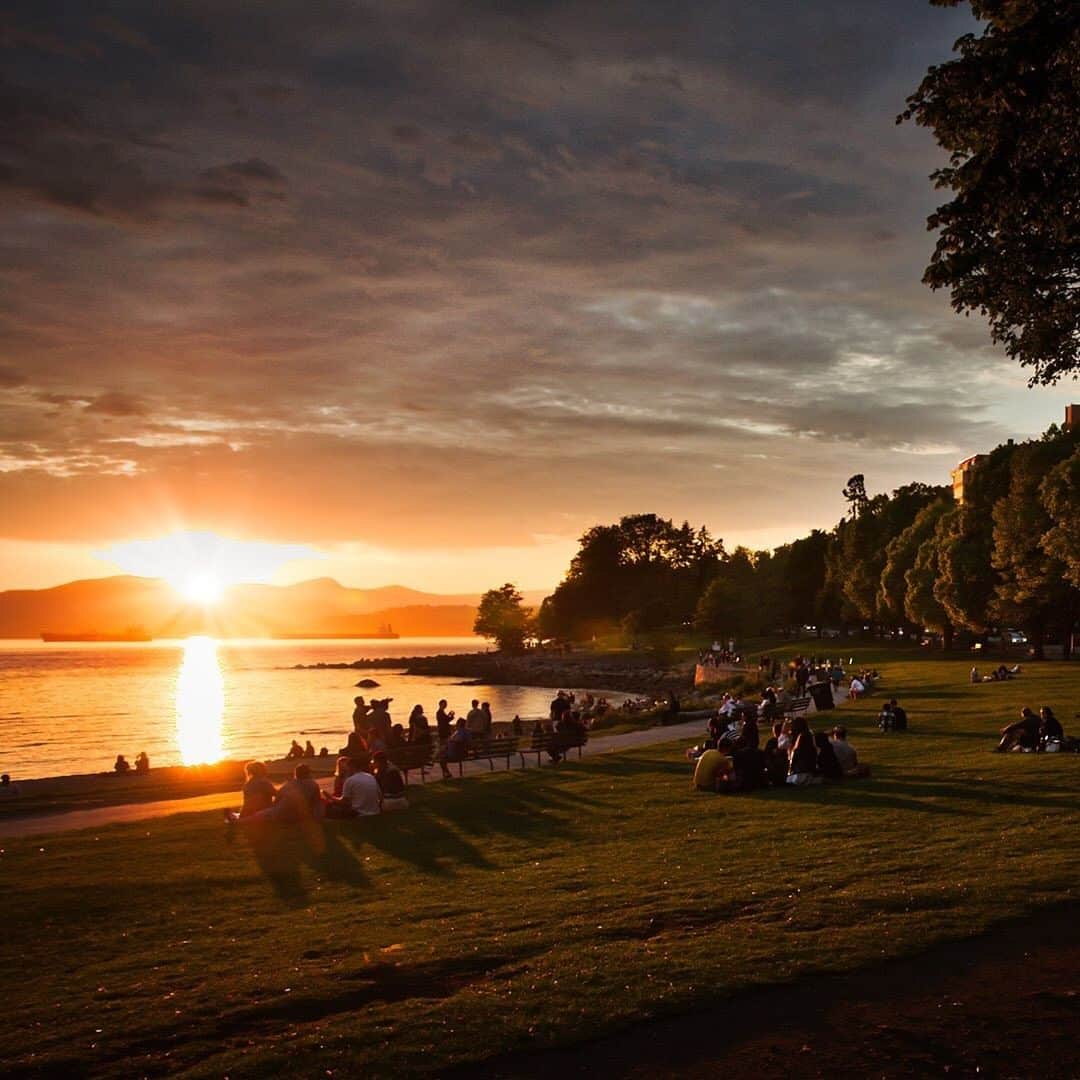 バンクーバー観光局- Tourism Vancouverさんのインスタグラム写真 - (バンクーバー観光局- Tourism VancouverInstagram)「バンクーバーの憩いの場といえば、ダウンタウンから気軽に行くことができるイングリッシュベイ。夏になると、沈む夕陽を眺めながらのんびりとした時間を過ごす人を多く見かけます。﻿ 📷 : @funktionalphotog(Instagram)﻿ .﻿ .﻿ .﻿ #カナダ #バンクーバー #Vancouver #旅 #旅行 #女子旅 #旅好き #一人旅 #海外旅行 #トラベル #旅女子 #旅行好きな人と繋がりたい #旅好きな人と繋がりたい #旅行好き #旅行大好き #旅行行きたい #旅に出たい #海外 #旅の記録 #旅の思い出 #旅行記 #旅したくなるフォト #マイトリップ #マイトリ #retrip_global #風景 #世界一周 #ダレカニミセタイケシキ #夕焼け #イングリッシュベイ﻿」6月20日 6時00分 - vancouvertabi