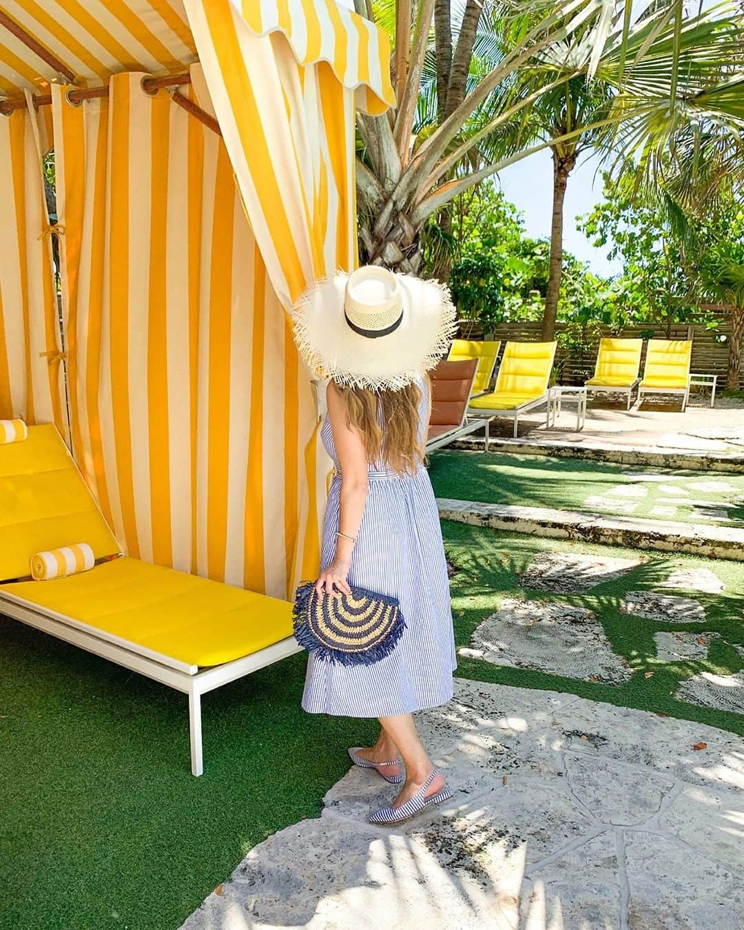 ジェイクルーさんのインスタグラム写真 - (ジェイクルーInstagram)「Welcome to stripes paradise! More from @ananewyork in Miami Beach (with all its bright, stripey sights) in our story. P.S. Not long ‘till #nationalstripesday…」6月20日 6時00分 - jcrew