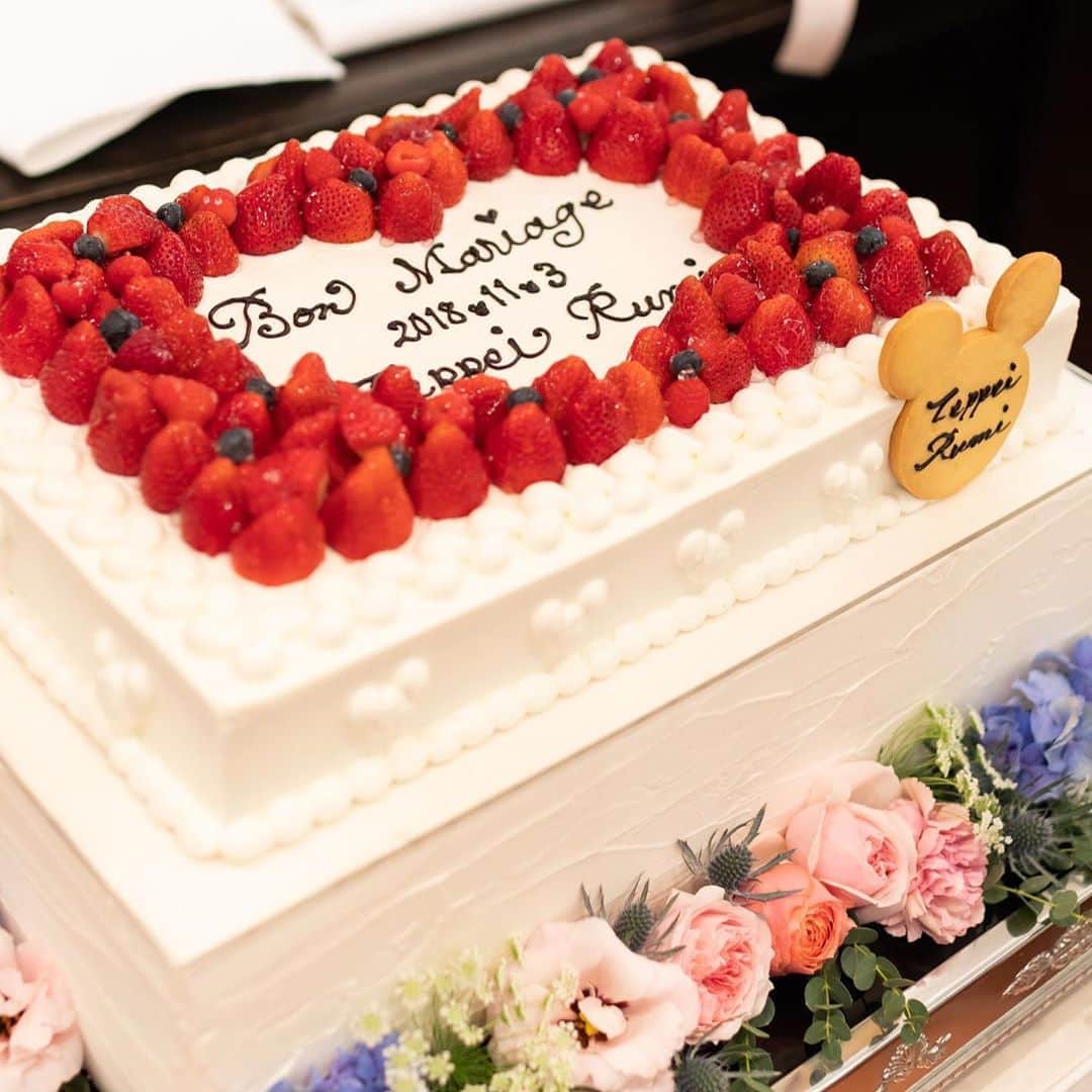 のインスタグラム：「. だいすきなキャラクターをさりげなく♡ ウエディングケーキはおふたりらしさが出るところ♩ こだわりのオリジナルケーキは 大切なゲストの皆様も喜ばれます。 . レストランで手作りしているので絶品です♡ . #takamibridal #chapelledesanges #chapelledesangesminamiaoyama #chapel #wedding #bridal #weddingday #happywedding #weddingcake #タカミブライダル #ルアンジェ教会 #南青山ルアンジェ教会 #教会 #結婚式 #結婚 #披露宴 #ウエディング #ブライダル #花嫁 #ルアンジェ花嫁 #ラロシェル南青山#レストランウエディング #フレンチ #ウエディングケーキ #ショートケーキ #ファーストバイト #生ケーキ」