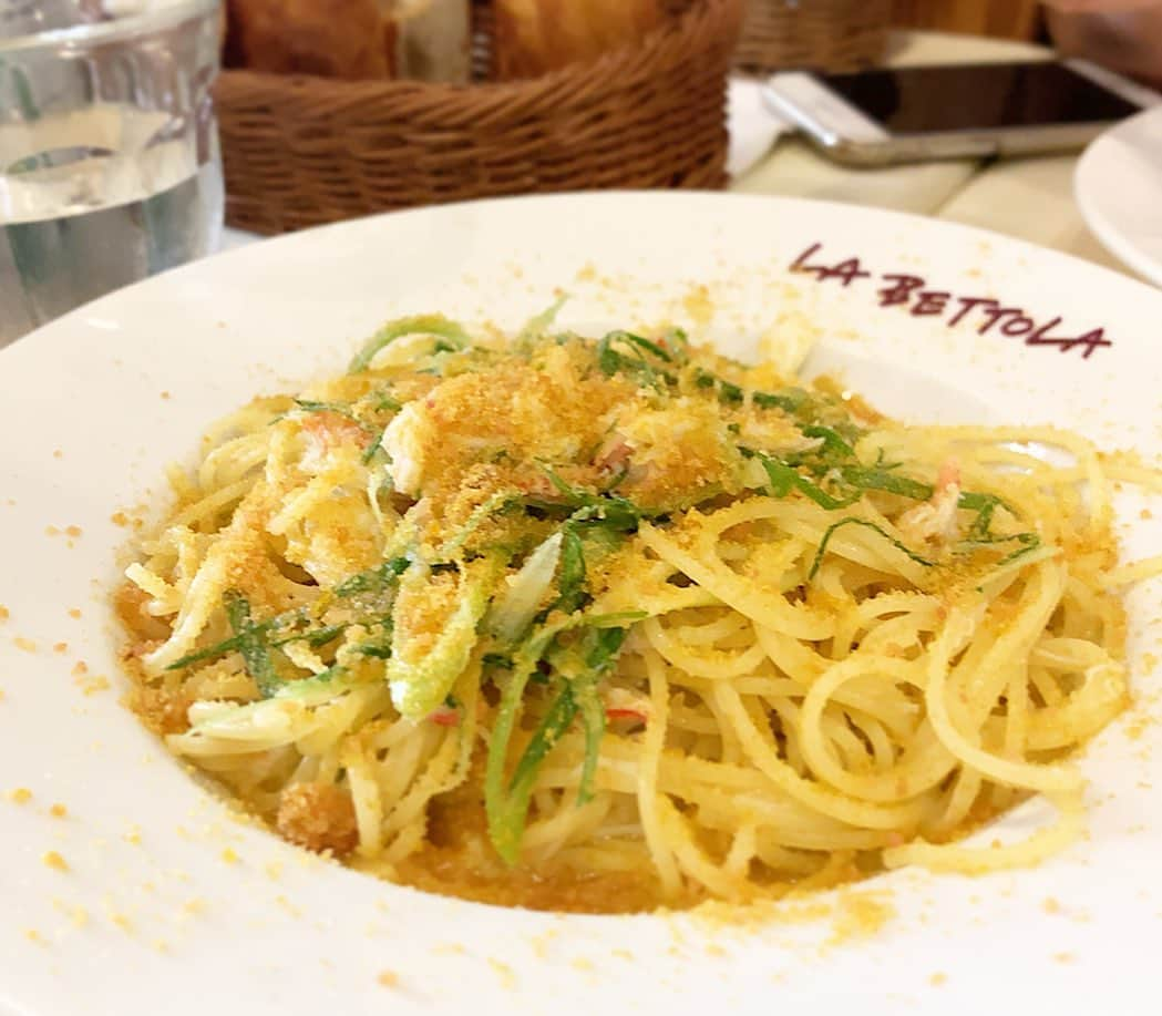 山崎みどりさんのインスタグラム写真 - (山崎みどりInstagram)「イタリアンランチ🍴﻿ ﻿ 弟のリクエストで銀座の #labettolaochiai へ﻿ ﻿ ﻿ ここはイタリアンの巨匠の落合シェフのお店で、かつて日本一予約が取れないイタリアンだったお店らしい。﻿ ﻿ ﻿ ﻿ 選べる前菜から3種類﻿を選んだのが1枚目の写真。 ﻿ 野菜たっぷりのスープ﻿ ニースサラダ﻿ 前菜盛り合わせ﻿ ﻿ 小さいボウルとかかと思ってたらボリュームが多くてびっくり！﻿ ﻿ パスタの前にお腹がいっぱい（笑）﻿ ﻿ ﻿ ﻿ パスタは九条葱とカラスミのパスタ﻿ 名物のウニクリームソースパスタにした。﻿ 個人的にはニースサラダが一番好みだったかな🤟🏻 ﻿ ランチのみで夜までお腹いっぱいになりました﻿🤦🏼‍♀️ ﻿ ────────────────────────── #料理 #美味しい #イタリアン #Italian #🇮🇹 #パスタ #pasta #ニースサラダ #salad #銀座 #落合シェフ #yum #yummy  #delicious #tasty #eat #eating #hungry #foodpics #fresh #tasty #eating #foodpic #foodpics #eat #銀座ランチ #ランチ #🍴﻿ ﻿ ﻿」6月19日 21時07分 - midori_yamasaki_