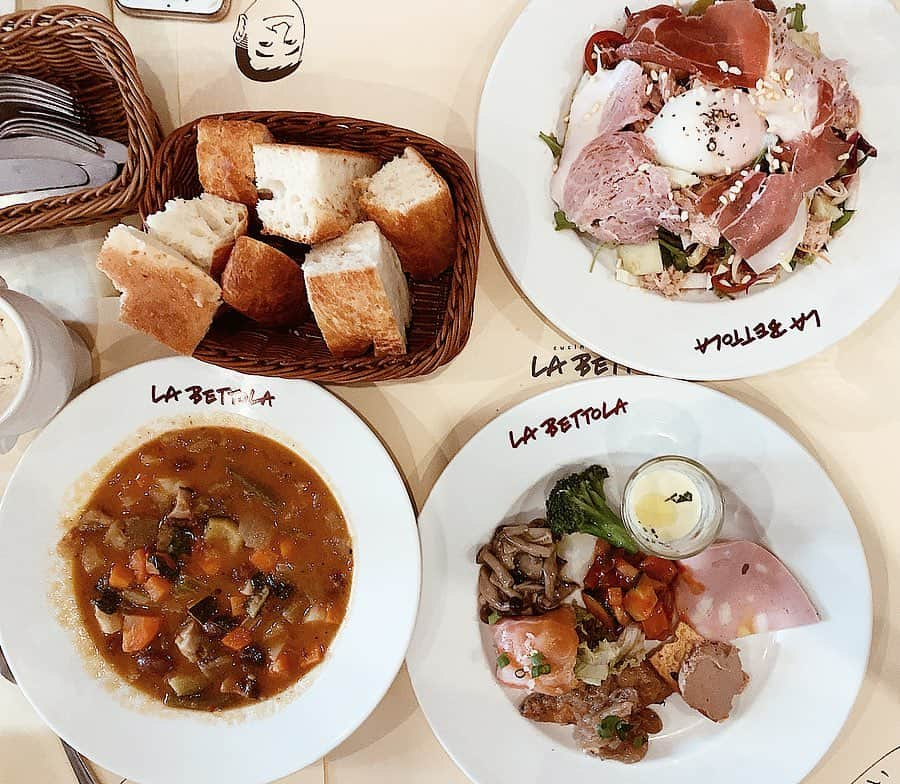 山崎みどりさんのインスタグラム写真 - (山崎みどりInstagram)「イタリアンランチ🍴﻿ ﻿ 弟のリクエストで銀座の #labettolaochiai へ﻿ ﻿ ﻿ ここはイタリアンの巨匠の落合シェフのお店で、かつて日本一予約が取れないイタリアンだったお店らしい。﻿ ﻿ ﻿ ﻿ 選べる前菜から3種類﻿を選んだのが1枚目の写真。 ﻿ 野菜たっぷりのスープ﻿ ニースサラダ﻿ 前菜盛り合わせ﻿ ﻿ 小さいボウルとかかと思ってたらボリュームが多くてびっくり！﻿ ﻿ パスタの前にお腹がいっぱい（笑）﻿ ﻿ ﻿ ﻿ パスタは九条葱とカラスミのパスタ﻿ 名物のウニクリームソースパスタにした。﻿ 個人的にはニースサラダが一番好みだったかな🤟🏻 ﻿ ランチのみで夜までお腹いっぱいになりました﻿🤦🏼‍♀️ ﻿ ────────────────────────── #料理 #美味しい #イタリアン #Italian #🇮🇹 #パスタ #pasta #ニースサラダ #salad #銀座 #落合シェフ #yum #yummy  #delicious #tasty #eat #eating #hungry #foodpics #fresh #tasty #eating #foodpic #foodpics #eat #銀座ランチ #ランチ #🍴﻿ ﻿ ﻿」6月19日 21時07分 - midori_yamasaki_