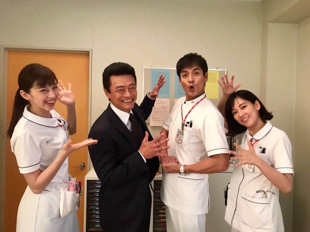 日本テレビ　ドラマ「白衣の戦士！」のインスタグラム：「🏥今夜放送‼️最終回🚑‬ 病院の事務長・大橋を演じる #神保悟志 さんと記念撮影✨神保さんの満面スマイル😁沢村さんはなぜか熱唱中？🎵笑 #ドラマでは… #こんな神保スマイルは見られません #事務長がはるかの行動を問題視？ #白衣の戦士 #最終話 #今夜10時 #日テレ #中条あやみ #水川あさみ #沢村一樹」