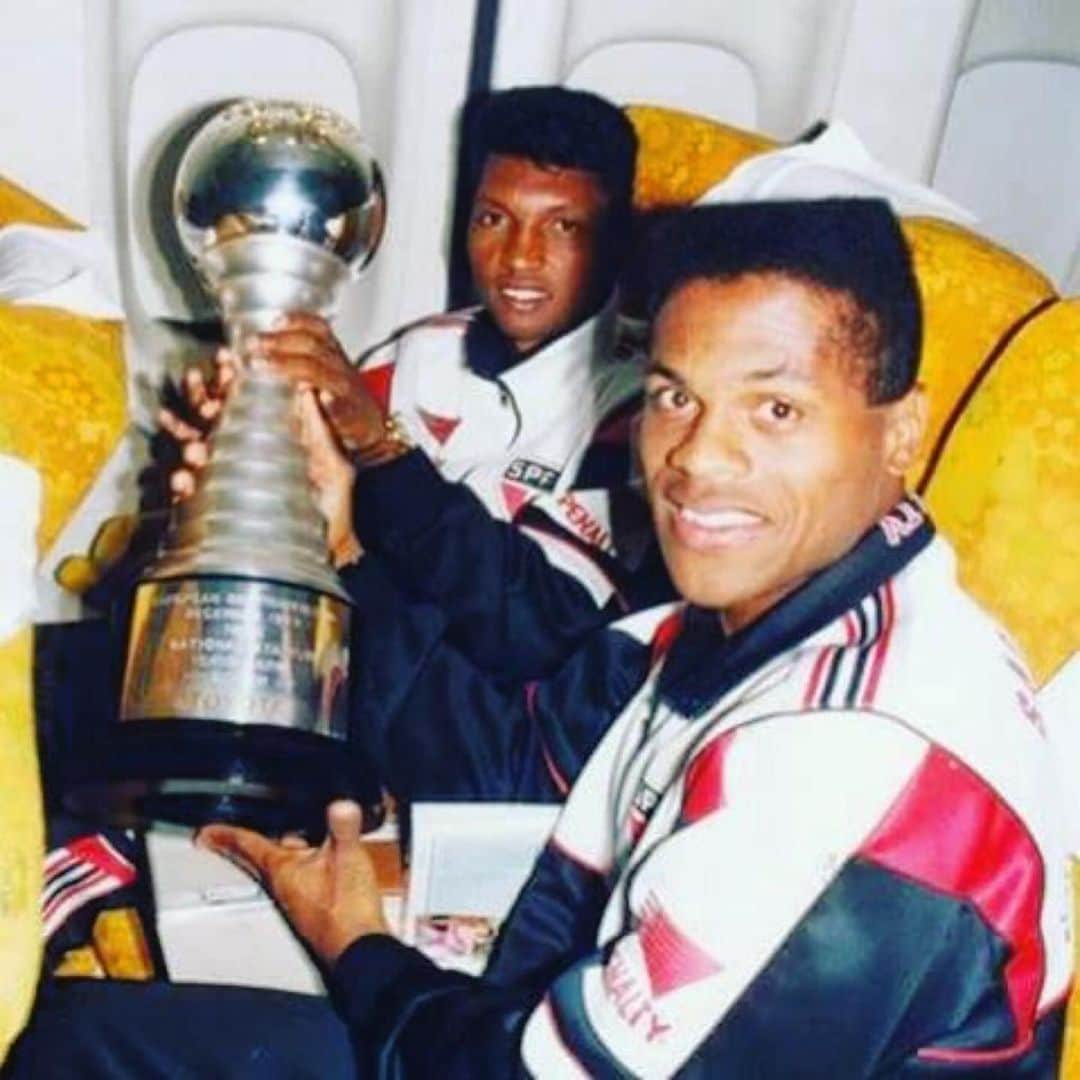 São Paulo FCさんのインスタグラム写真 - (São Paulo FCInstagram)「🎂 Ronaldo Rodrigues de Jesus, o Ronaldão, celebra hoje 54 anos de vida. Parabéns, @ronaldao04! Foram mais de sete anos (de 1986 a 1993) dando segurança à defesa do Tricolor, com 302 jogos, 13 gols, e ‘alguns’ títulos: ‪⠀⠀⠀⠀⠀⠀⠀⠀⠀‬ 🏆🏆 Mundial (1992 e 1993) 🏆🏆 Libertadores (1992 e 1993) 🏆 Supercopa (1993) 🏆 Recopa (1993) 🏆🏆 Brasileiro (1986 e 1991) 🏆🏆🏆🏆 Paulista (1987, 1989, 1991 e 1992) ‪⠀⠀⠀⠀⠀⠀⠀⠀⠀‬ #SPFCpédia #IssoÉSãoPaulo 🇾🇪❤️」6月19日 21時13分 - saopaulofc