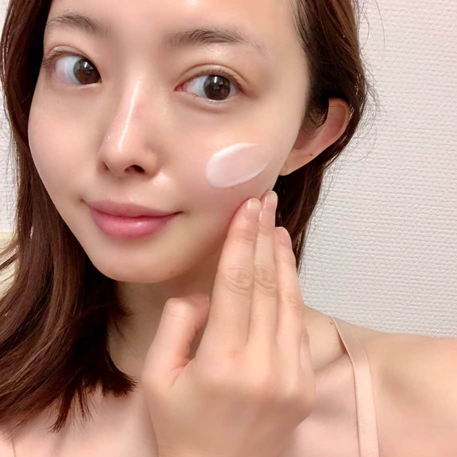 松田唯花さんのインスタグラム写真 - (松田唯花Instagram)「今までInstagramやTwitterで何回も紹介したことがある『アベンヌ』のミルキージェル✨  オールインワンだから、とてつもなくヘロヘロでいくつものアイテムを使ってスキンケアをする気力がないときに頼りっぱなし🤝「アベンヌといえば」な温泉水や天然のミネラルを配合したみずみずしいテクスチャーで、あと肌がしっとりもちっとします❤️ * 乾燥しやすい頬は塗るパックみたいに厚めに重ねると、翌朝、びっっくりするくらいモッチモチ肌に😳✌️このお手軽パック、ぜひ試してみてほしい〜！ * 余力があるときは、アベンヌ ウオーターをジェルの前に吹きかけておきます🧴 霧みたいに細かいミストでシューッとすると気持ちいい☺️顔からボディまで全身の保湿に！👍 * みんなきっと使ったことあるよね？😌💡製薬メーカーがつくっていて低刺激だから、生理前みたいな肌がデリケートになっているときも安心して使える◎ 日中の保湿にもおすすめっ💓火照った肌をクールダウンできて、気分転換も😊🎐デスクコスメとして会社に置いている人も多いみたい◎  #Avene_PR #アベンヌ #時短スキンケア #保湿 #ミルキージェル #アベンヌ村へ行ってみた #こういうことだったんだアベンヌ」6月19日 21時16分 - yuika_matsuda.official