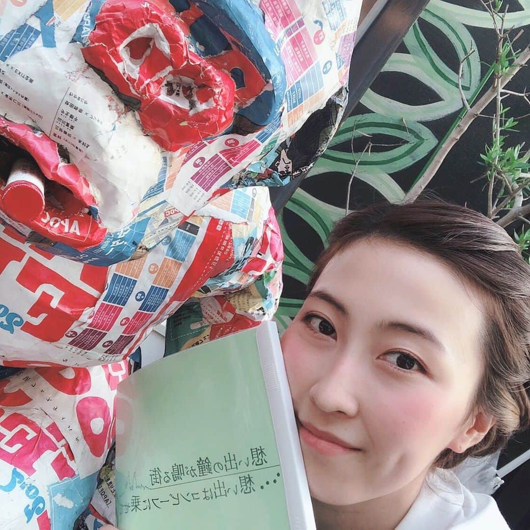 平川はる香のインスタグラム：「. ねこのしま朗読劇、きのう無事初日開け、公演が始まりました！👏 ご来場いただいた皆様、ありがとうございます☺︎ . これだけお客様と近い劇場だと、初日が開け、お客様が入ってはじめて作品が完成するなと感じる日々です。 だから好きさ、apocシアター🕊 . . apocに来たなら入り口前のこちらのゴリラさんと一緒に写真を撮るのがお約束🥰 千秋楽まで、飛び込み大歓迎です！✨ . . . #apocシアター#朗読劇#ねこのしま#想い出はコンビーフに乗せて#想い出の鐘が鳴る街」