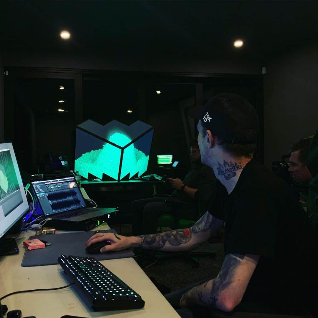 デッドマウスさんのインスタグラム写真 - (デッドマウスInstagram)「Final CubeV3 production work with the team in the new production office at the house.. Room with a view.  #cubev3 #deadmau5 #seven20 #mau5trap」6月19日 21時22分 - deadmau5