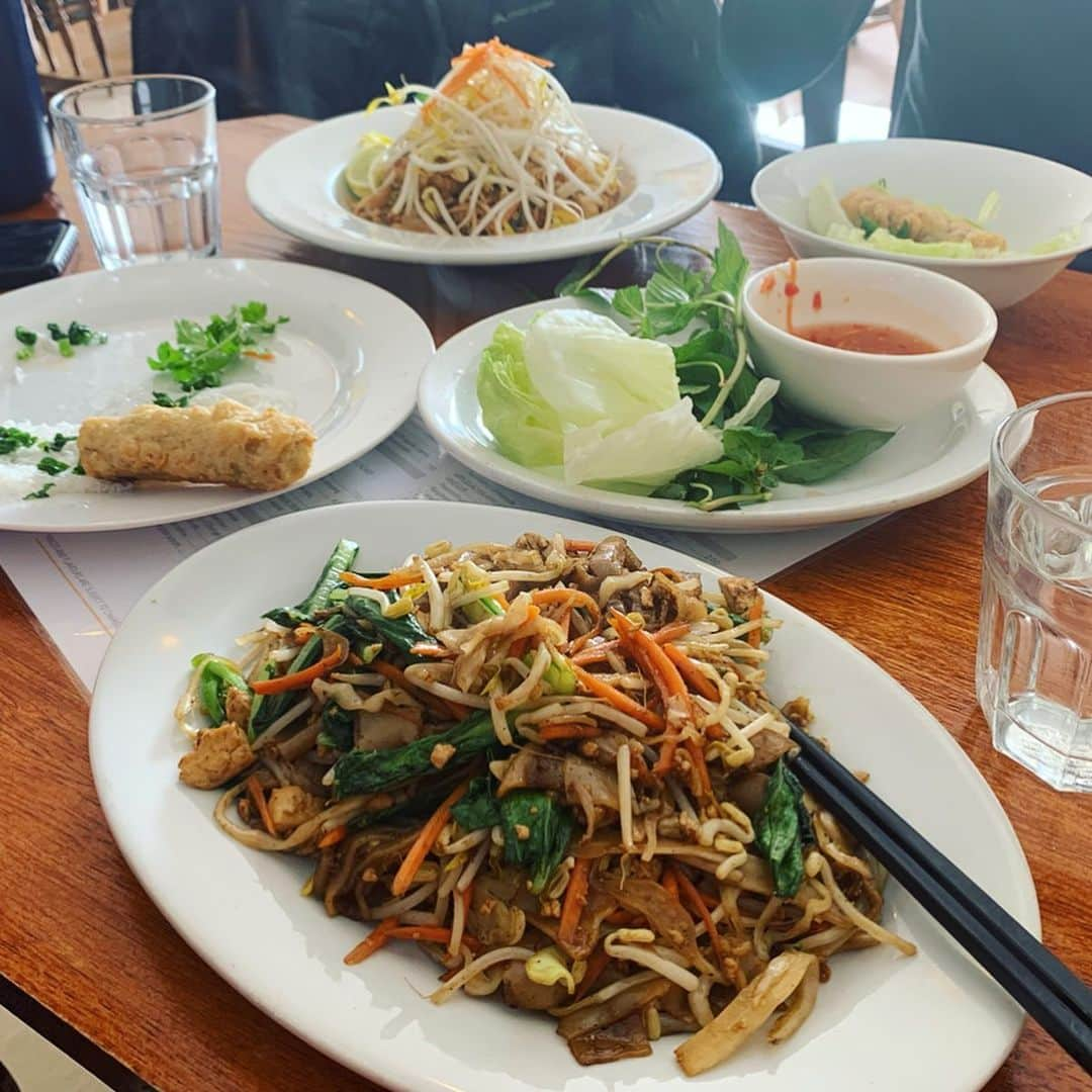 LINA（吉村リナ）さんのインスタグラム写真 - (LINA（吉村リナ）Instagram)「Seriously, it was a food heaven 😵💘🕊I’ve never tried such a delicious vegan Vietnam dish before...!!!! I feel so grateful for my whole body and my mouth that can taste so much flavor and deliciousness 🤤🥰EAT FOOD THAT MAKES YOU HAPPY ❣️#allvegan The restaurant is Loving Hut . ・ まさに、天国のようなランチタイムでした😵️🌹🕊笑 こんなに美味しいVegan100%のベトナム料理、生まれて初めて食べた😳 食べながらすごく思ったのがね、 こんなに“美味しい！”と感じられるのは、私の身体がそもそも存在するから。五感があって、口があるから…。改めて、人生に感謝したくなりました🙏美味しく食べれるって、本当に幸せなこと。せっかく生きてるのだから、もっと素直に！心も体も✨HAPPY✨になるものを食べよう😘👍 #allveganmenu  レストランの名前はLoving Hut 🇻🇳」6月19日 21時22分 - lina3336