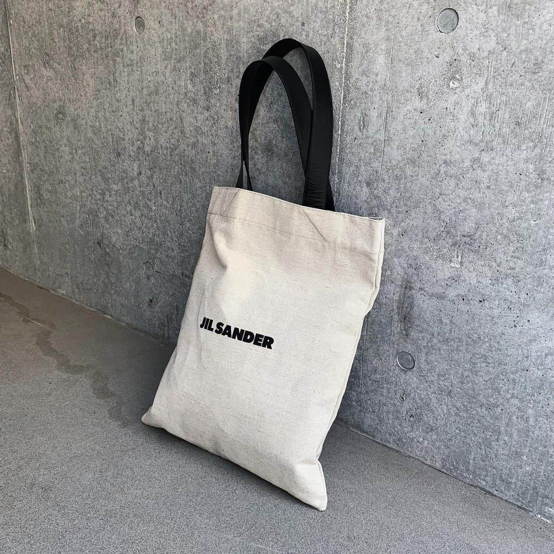 Ryoさんのインスタグラム写真 - (RyoInstagram)「ㅤㅤㅤㅤㅤㅤㅤㅤㅤㅤㅤㅤㅤ ちょうどいいサイズのトートバッグ👜 自分への誕生日プレゼント🎁 #jilsander」6月19日 21時23分 - ryo__takashima