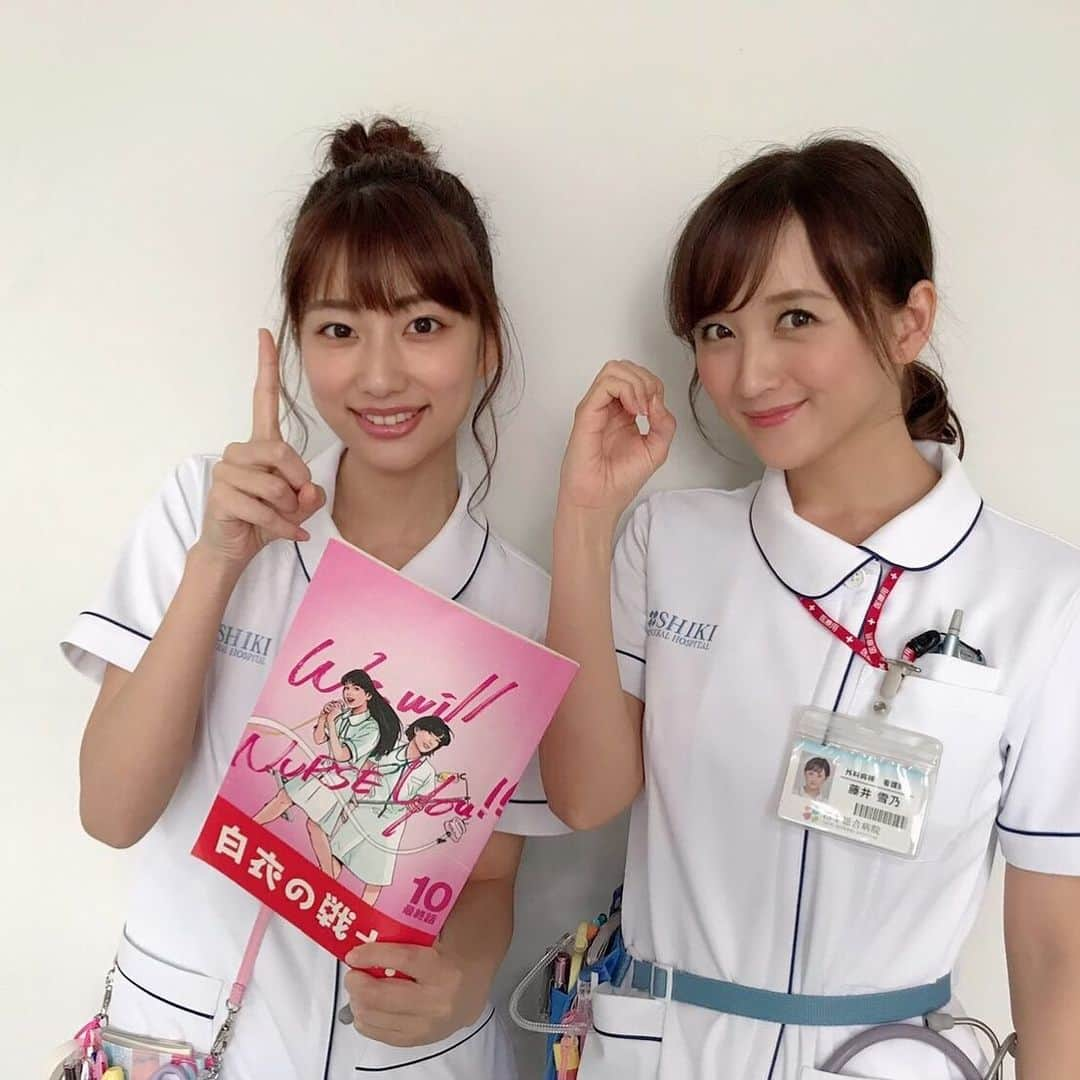 日本テレビ　ドラマ「白衣の戦士！」のインスタグラム：「‪🏥今夜放送‼️最終回🚑‬ 仲良しナースコンビの雪乃(#小松彩夏)と絵里奈(#山﨑萌香)が、指で“10”を作って、最終回の第10話をPRしてくれました🎵 #こまっちゃんともかちゃん #かわいい番宣💕 #ありがとうございまーす😆 #白衣の戦士 #最終話 #今夜10時 #見てね #日テレ」