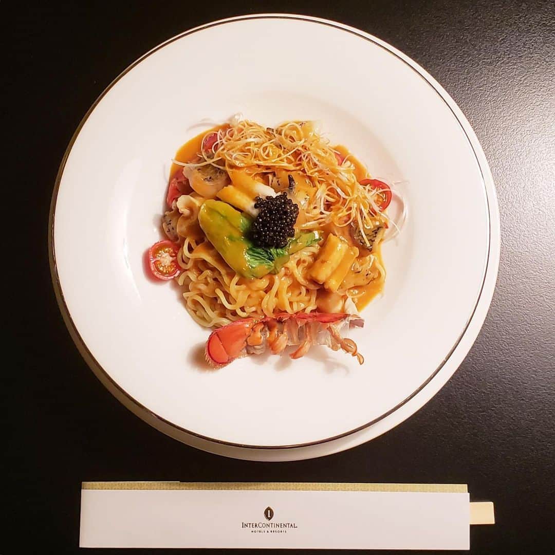 InterContinental Tokyo Bayさんのインスタグラム写真 - (InterContinental Tokyo BayInstagram)「. インルームダイニングでは、夏のおすすめメニューとして『シェフ特製冷麺 ブイヤーベース風』をご用意🍜 ぷりぷりのオマール海老に、その日の仕入れによって変わる魚介類を使い仕上げます🦐🐟 追加料金でキャビアを入れてより贅沢な冷麺にも✨ 魚介の旨味が凝縮されたスープとともにお楽しみください😋  In-room dining, chef special cold noodles from recommended menu in summer, bouillabaisse style Introduction of. Perfect for the hot summer of the year, for the plattered Omar shrimp,  use the items that change depending on the stock of the day, add caviar for an additional fee, and enjoy the deliciousness of the seafood. #intercontinental #ホテルインターコンチネンタル東京ベイ #インターコンチネンタル東京ベイ　#ルームサービス #高層階　#浜松町　#冷麺 　#ブイヤーベース　#キャビア　 #夏　#noodle　#オマール海老 #魚介　#intercontinentaltokyobay 　#hotel 　#roomservice  #tokyo 　#东京　#东京湾  #도쿄　#도쿄만」6月19日 21時25分 - intercontitokyobay