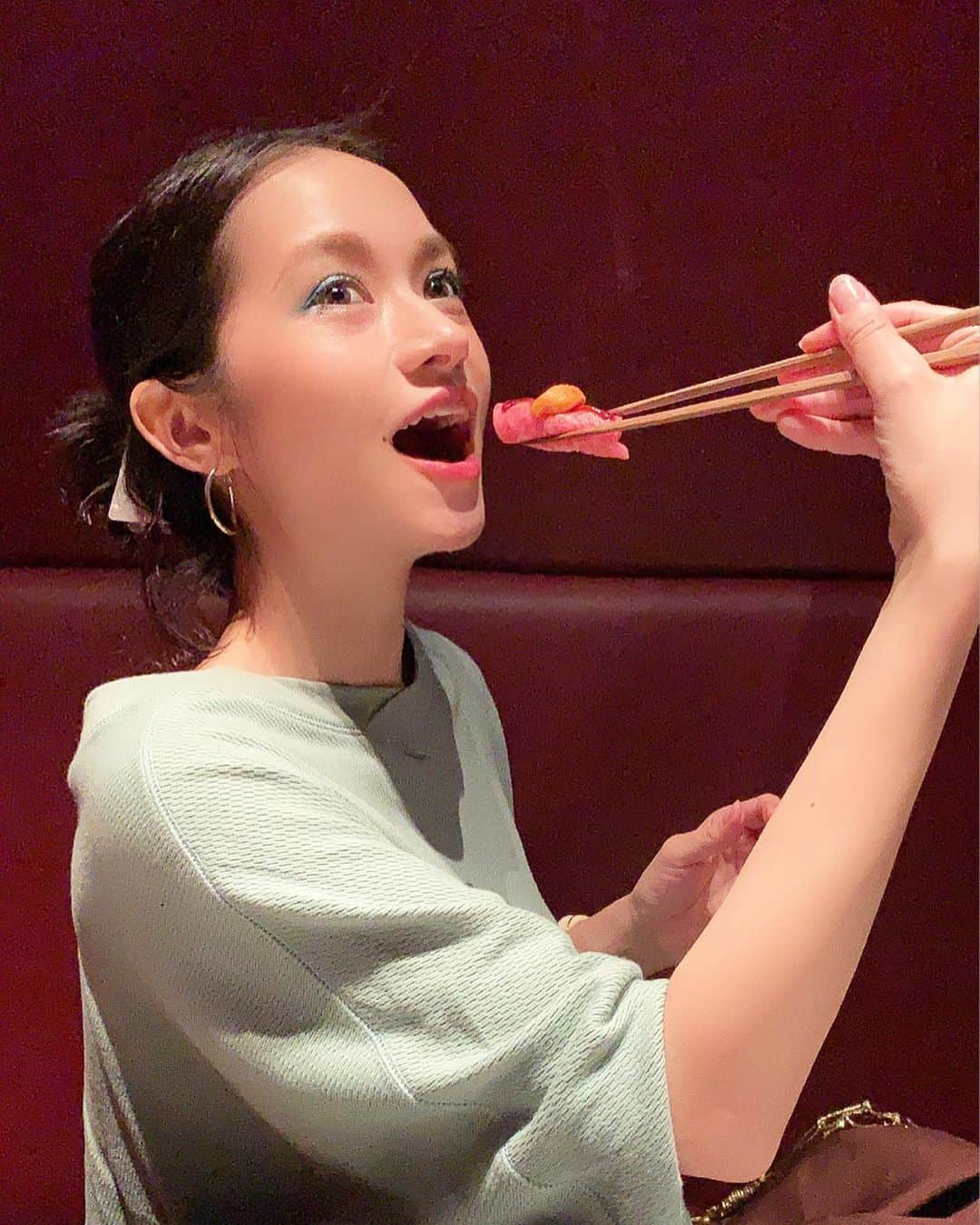 大森美知さんのインスタグラム写真 - (大森美知Instagram)「生肉と雲丹って最強🥩🧡 初めての#焼肉うしごろ デビュー コースメニュー食べに大大満足🥢🤤 普段 自炊が多いから有名なお店にあんまり 行った事なくて早く行けばよかった🥰🗯 たまにのご褒美。 写真から伝わる表情ご覧ください（笑） _______________________________ #焼肉#とろけた #ushigoro#すごい居心地よかった #ushigorobambina銀座 #焼肉#yakiniku」6月19日 21時26分 - michi_oomori_official