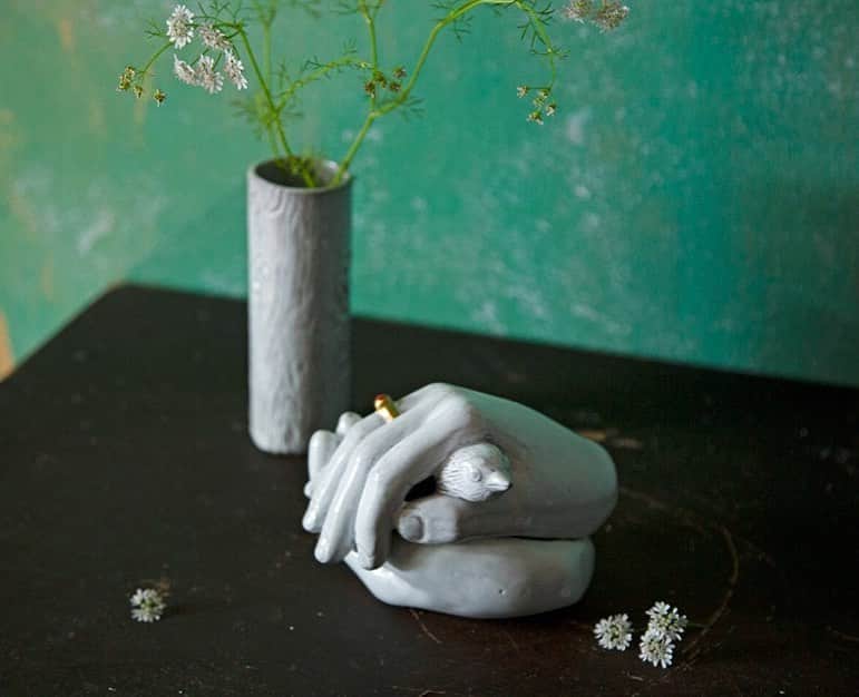 のインスタグラム：「【H.P.DECO】 ASTIER de VILLATTEのある暮らし  アスティエ・ド・ヴィラットの魅力は器だけではありません。小さな小箱に、フラワーベース、コンポート。詩的で美しいオブジェともいえるアイテムの数々は、インテリアのアクセントとして独特の空気を放ちます。  #astierdevillatte #アスティエドヴィラット #SerenaCarone #ceramic #box #vase #hpdeco #interior #暮らし #homedecor #インテリア #interior #interiorshop #hpfrance #アッシュペーフランス#howpeoplelive」