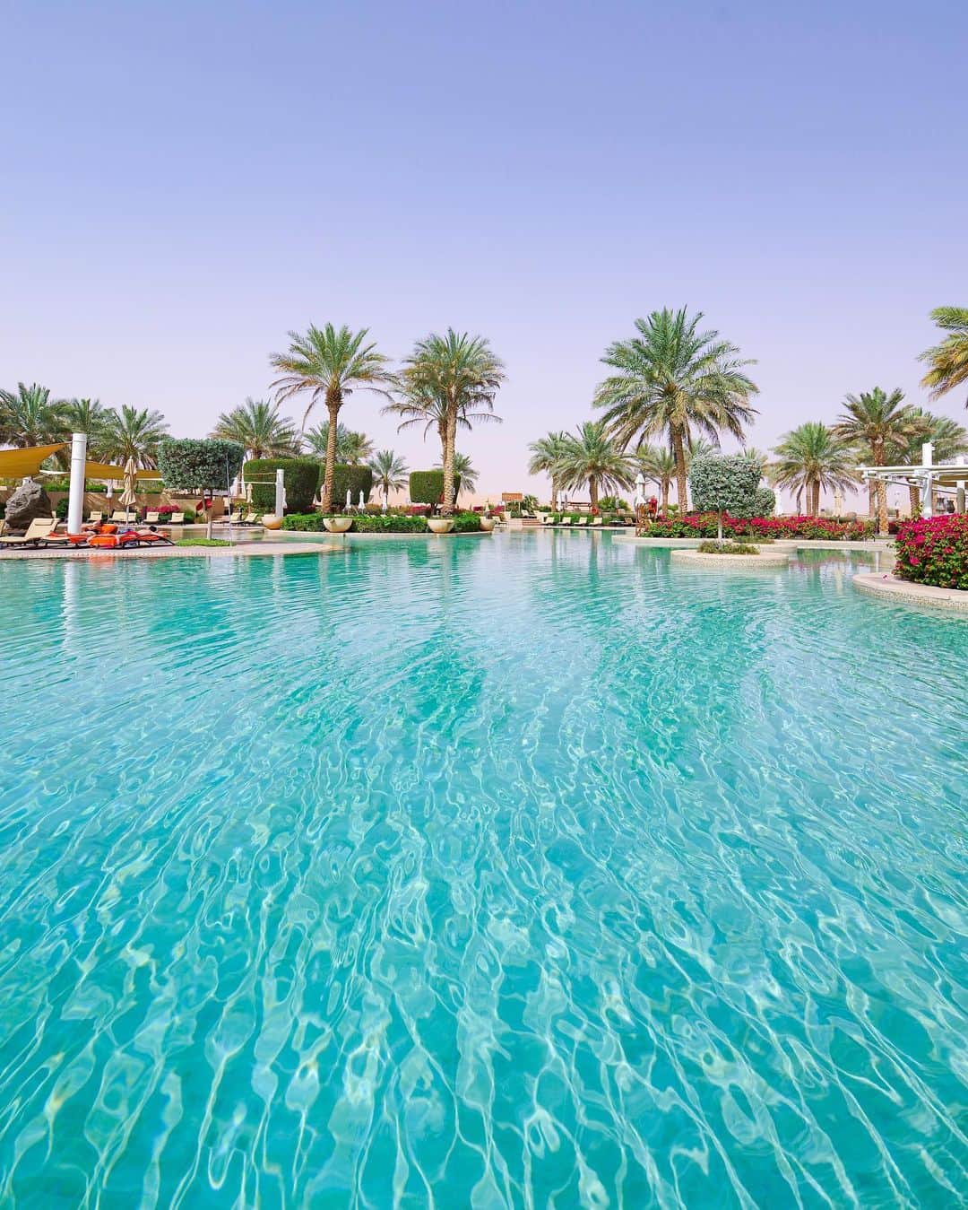 田島知華さんのインスタグラム写真 - (田島知華Instagram)「【UAE🇦🇪Abu Dhabi】Visited my favorite hotel for the first time in seven years! I was traveling alone before but this time with my husband. My dream came true!  Qasr Al Sarab Desert Resort by Anantara (カスール・アル・サラブ・デザート・リゾート)  今まで泊まったホテルで一番印象に残っているのは？ と、聞かれたら必ず挙げるのがここ。 アブダビから車で2時間半、 大きな砂漠に広がるオアシス…ではなくリゾートホテル。  7年前、ひとり旅で訪れたときにとても気に入って 「いつか結婚したら大切な人と来たい」 と思っていたこの場所に、 ようやく夫と来ることができました。 部屋からまた同じ景色が見れたら良いなと思って行ってみると… まさかのまさか。 前回泊まったときと同じお部屋！ 昔の写真を見返してみると、やっぱり同じ部屋番号。  そしてさらに感動したのが 前にカートで敷地を案内してくれたスタッフが 私のことを覚えていてくれたこと。 「前は1人で来てたけど結婚したんだね、おめでとう！」と 言ってくれたのが本当に嬉しかった…！ 世界に自分のことを覚えていてくれる人がいるって嬉しいね。  今回改めて訪れてたくさんの思い出が増えた カスール・アル・サラブ。きっとまた再訪する気がする。 Copyright © TAJIHARU  PENTAX K-1 MarkⅡ  HD PENTAX-D FA 15-30mmF2.8ED SDM WR HD PENTAX-D FA 28-105mmF3.5-5.6ED DC WR _ #たじはるトリップ #TAJIHARU_uae #アラブ首長国連邦 #アブダビ #ドバイ #中東 #カスールアルサラブ #unitedarabemirates #uae #abudhabi #dubai #qasralsarab #anantaraqasralsarab #anantara #visitabudhabi #visitdubai #wonderful_places #beautifuldestinations #beautifulplace #earthpix #discoverglobe #discoverearth」6月19日 21時30分 - haruka_tajima